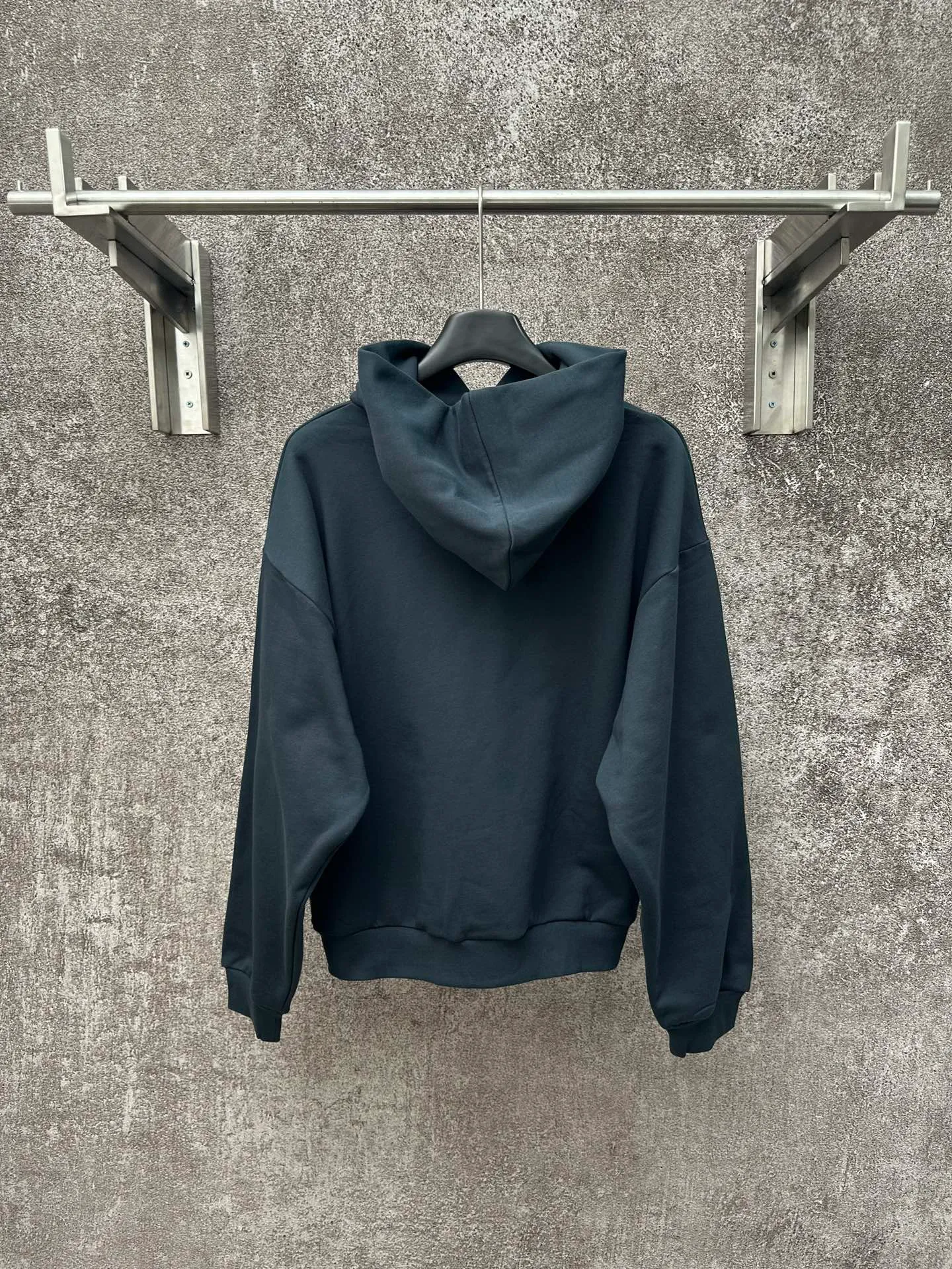 🅿️380 Dior/Dior 25Fw letter slogan hooded sweatshirt This hooded sweatshirt displays the Dior For My Real Friends logo from the DIOR AND HYLTON NEL joint series. Crafted from navy cotton fleece, it features contrasting embroidery on the front and a practical kangaroo pocket. Cut for a relaxed fit with a ribbed hem and cuffs, it pairs well with a variety of casual outfits. DIOR AND HYLTON NEL collaboration Doir For My Real Friends logo embroidered hood, front kangaroo pocket ribbed hem and cuffs Size: S M L XL