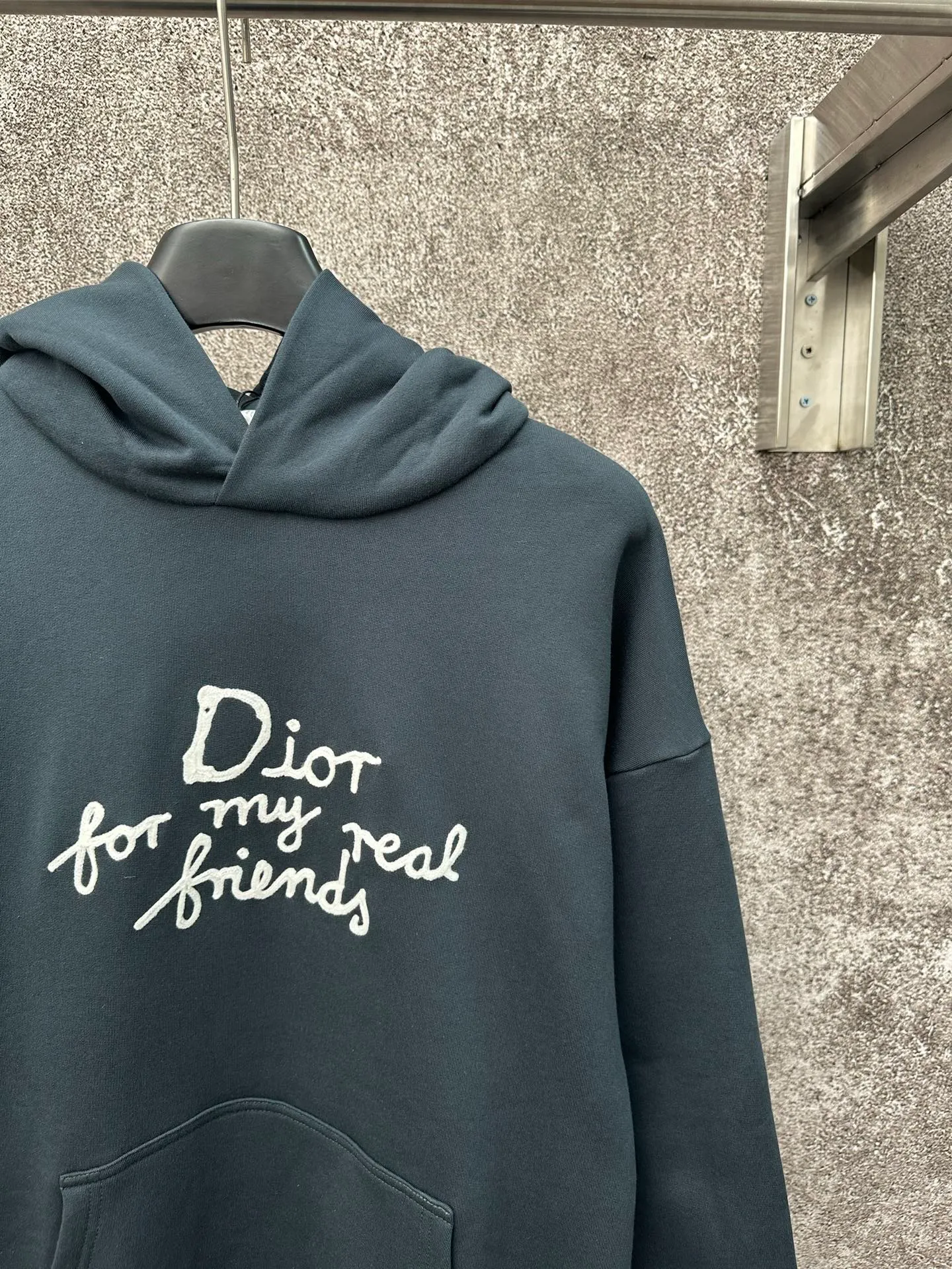 🅿️380 Dior/Dior 25Fw letter slogan hooded sweatshirt This hooded sweatshirt displays the Dior For My Real Friends logo from the DIOR AND HYLTON NEL joint series. Crafted from navy cotton fleece, it features contrasting embroidery on the front and a practical kangaroo pocket. Cut for a relaxed fit with a ribbed hem and cuffs, it pairs well with a variety of casual outfits. DIOR AND HYLTON NEL collaboration Doir For My Real Friends logo embroidered hood, front kangaroo pocket ribbed hem and cuffs Size: S M L XL