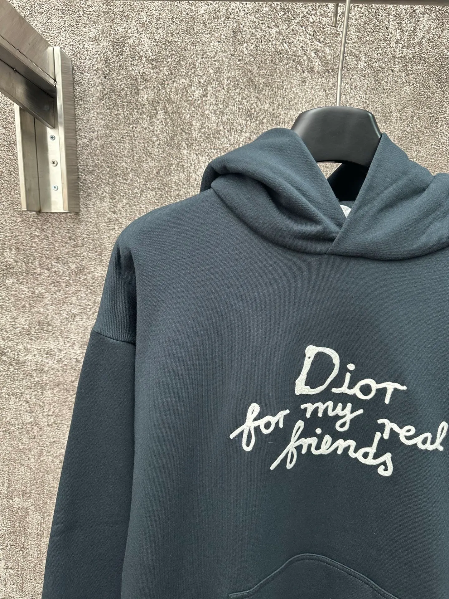 🅿️380 Dior/Dior 25Fw letter slogan hooded sweatshirt This hooded sweatshirt displays the Dior For My Real Friends logo from the DIOR AND HYLTON NEL joint series. Crafted from navy cotton fleece, it features contrasting embroidery on the front and a practical kangaroo pocket. Cut for a relaxed fit with a ribbed hem and cuffs, it pairs well with a variety of casual outfits. DIOR AND HYLTON NEL collaboration Doir For My Real Friends logo embroidered hood, front kangaroo pocket ribbed hem and cuffs Size: S M L XL