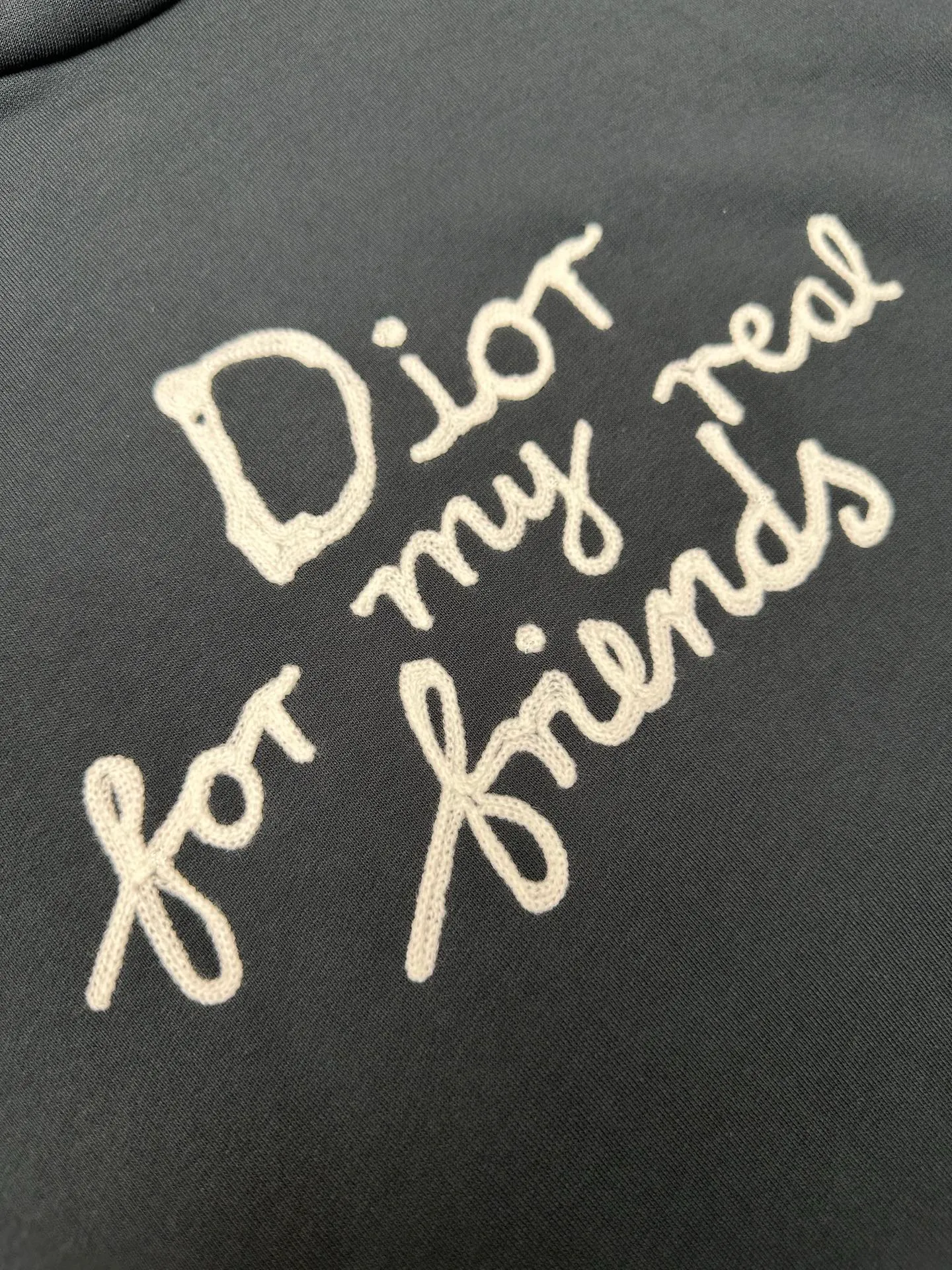 🅿️380 Dior/Dior 25Fw letter slogan hooded sweatshirt This hooded sweatshirt displays the Dior For My Real Friends logo from the DIOR AND HYLTON NEL joint series. Crafted from navy cotton fleece, it features contrasting embroidery on the front and a practical kangaroo pocket. Cut for a relaxed fit with a ribbed hem and cuffs, it pairs well with a variety of casual outfits. DIOR AND HYLTON NEL collaboration Doir For My Real Friends logo embroidered hood, front kangaroo pocket ribbed hem and cuffs Size: S M L XL