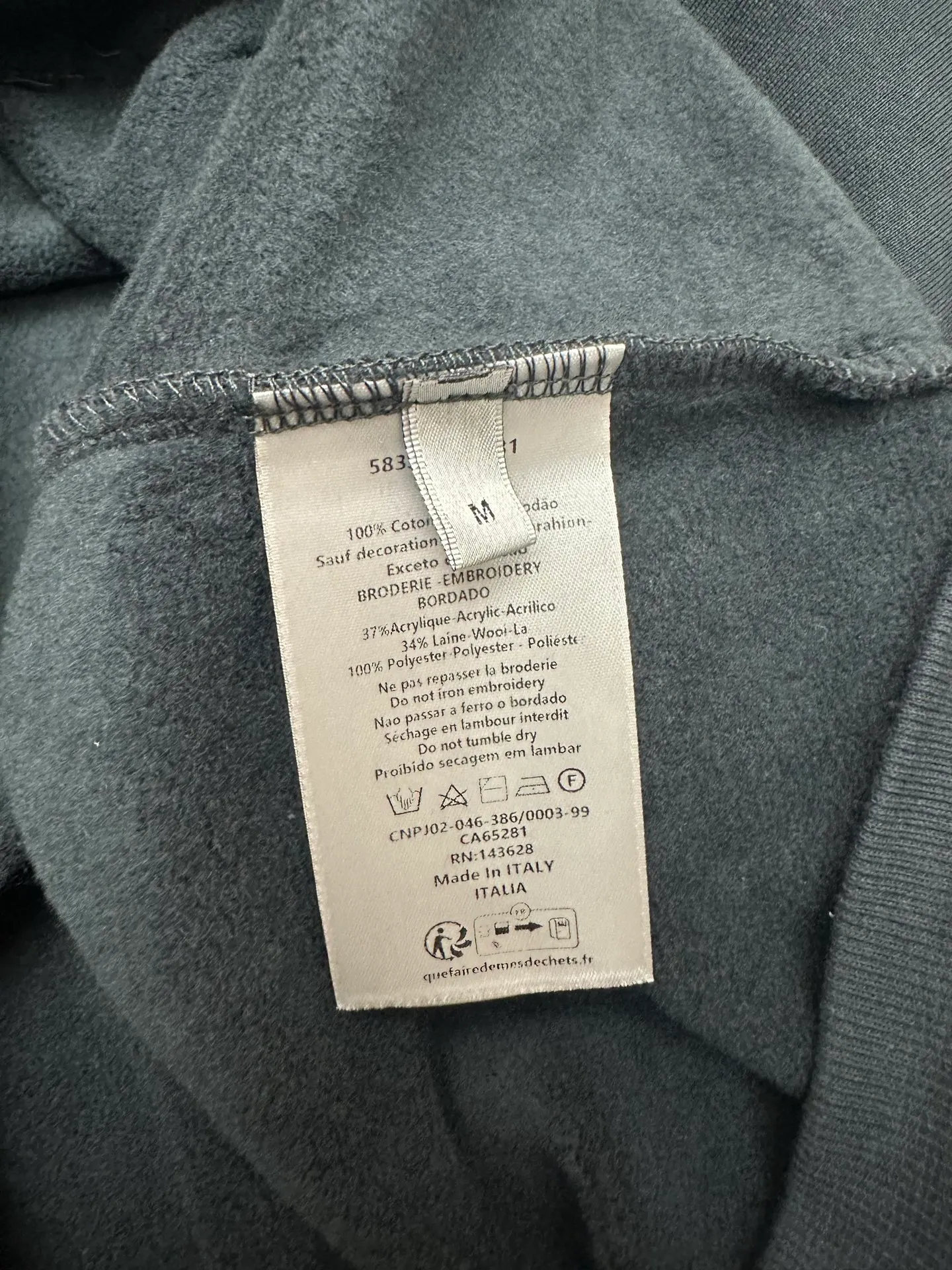 🅿️380 Dior/Dior 25Fw letter slogan hooded sweatshirt This hooded sweatshirt displays the Dior For My Real Friends logo from the DIOR AND HYLTON NEL joint series. Crafted from navy cotton fleece, it features contrasting embroidery on the front and a practical kangaroo pocket. Cut for a relaxed fit with a ribbed hem and cuffs, it pairs well with a variety of casual outfits. DIOR AND HYLTON NEL collaboration Doir For My Real Friends logo embroidered hood, front kangaroo pocket ribbed hem and cuffs Size: S M L XL
