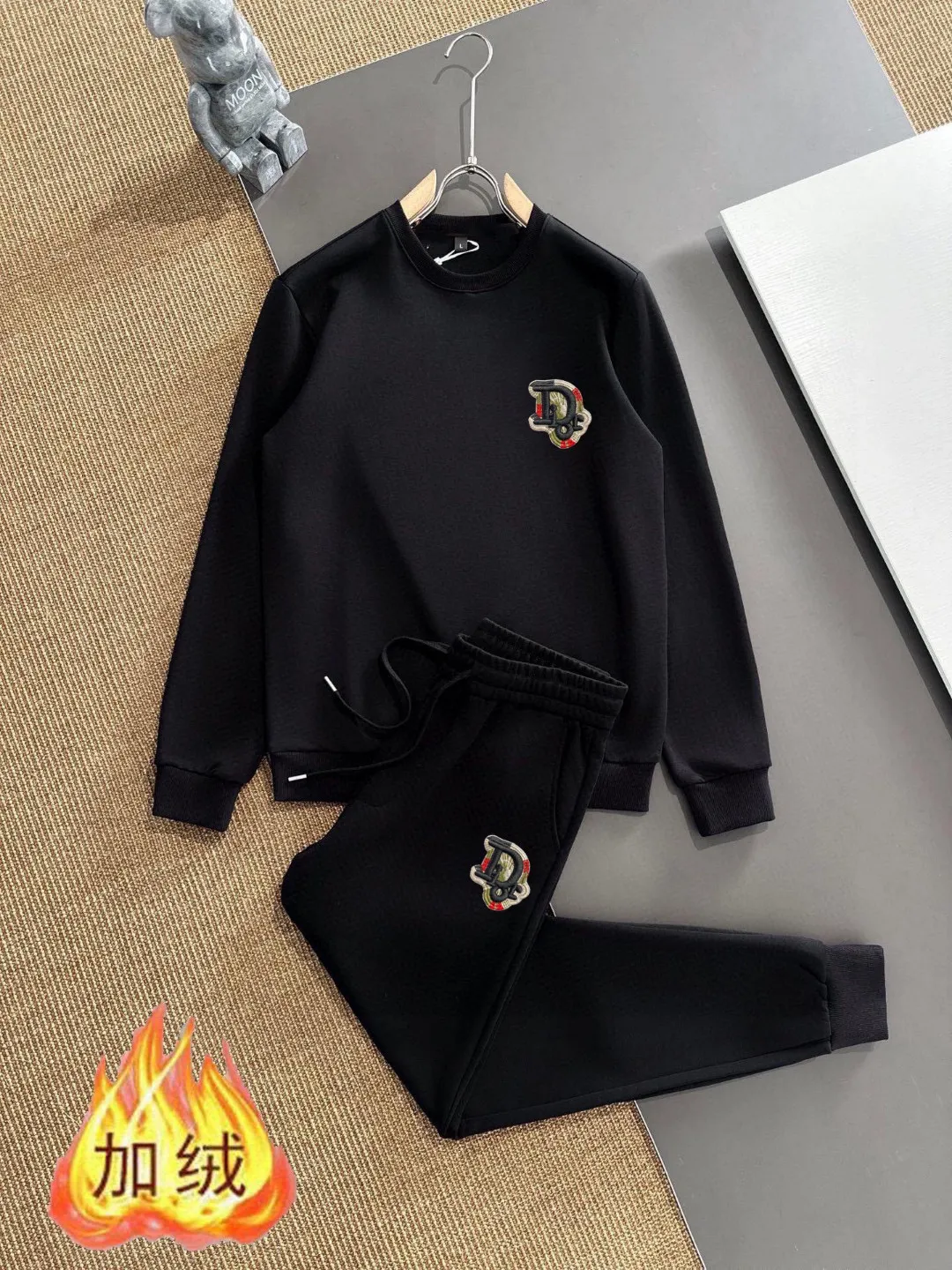 🅿️400 brand [DIOR Dior] (velvet and thickened) 2025 autumn and winter new product, celebrities' favorite fashion-flavored casual suit, clean and neat tailoring, full of urban style. It is made of high-quality customized fabrics, with excellent thermal insulation effect inside, soft and dry feel, and a crisp and stylish upper body effect. The three-dimensional cutting process and the pattern are all of high standards, and the silhouette version has the right benefits! It is not tight at all, and you feel good when you put it on. So many top-quality raw materials create high-end products with unparalleled value. It is the first choice for high-end fashion people. (Size: M-4XL can wear up to 200 pounds)