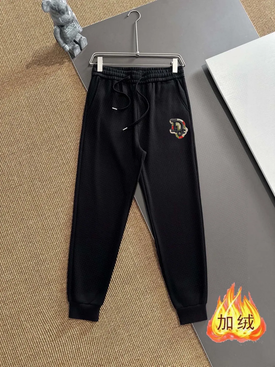 🅿️400 brand [DIOR Dior] (velvet and thickened) 2025 autumn and winter new product, celebrities' favorite fashion-flavored casual suit, clean and neat tailoring, full of urban style. It is made of high-quality customized fabrics, with excellent thermal insulation effect inside, soft and dry feel, and a crisp and stylish upper body effect. The three-dimensional cutting process and the pattern are all of high standards, and the silhouette version has the right benefits! It is not tight at all, and you feel good when you put it on. So many top-quality raw materials create high-end products with unparalleled value. It is the first choice for high-end fashion people. (Size: M-4XL can wear up to 200 pounds)