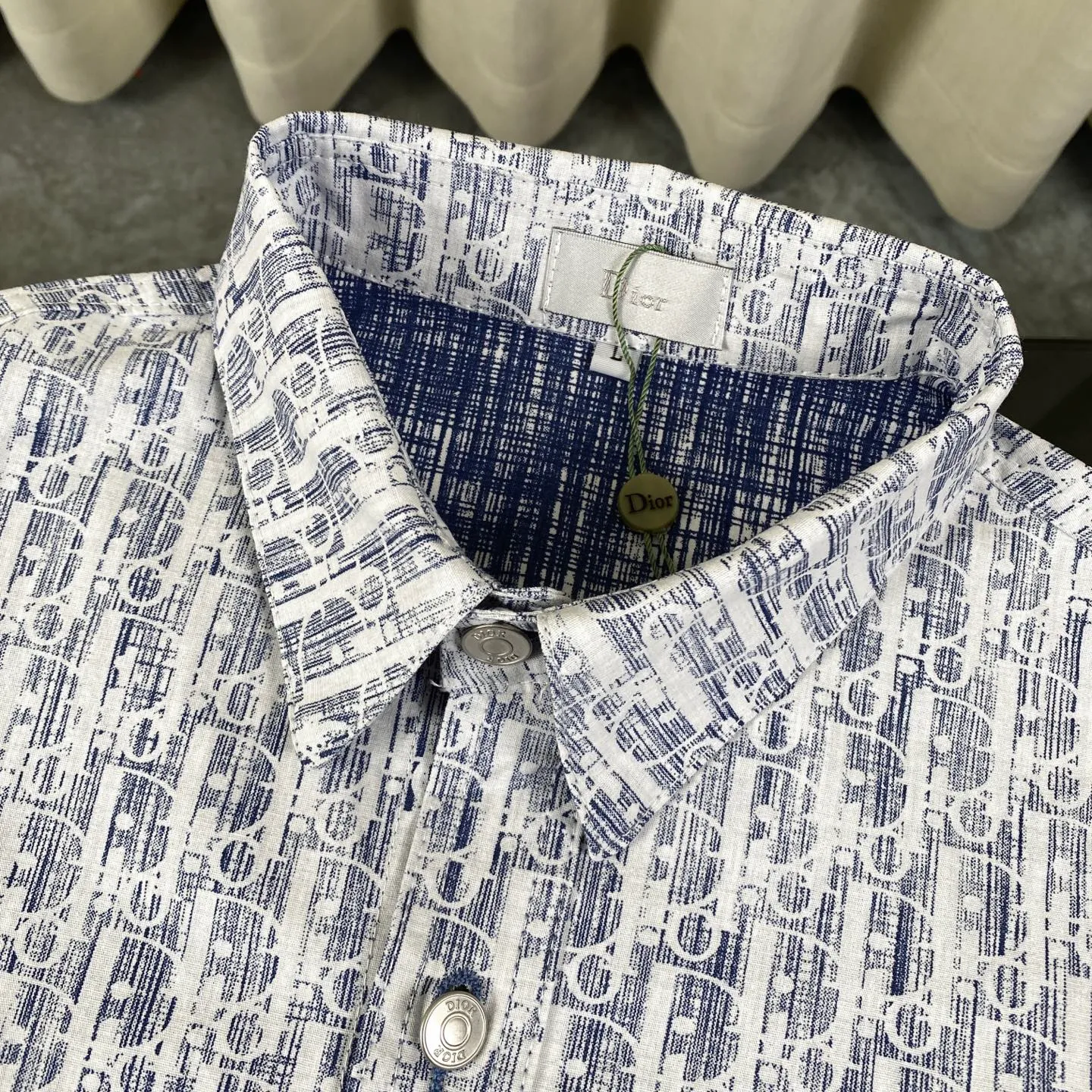 🅿️260 high version Dior/Dior limited edition full-print horseshoe print jacquard casual shirt jacket - purchased from the original mold and made with a full set of customized accessories, details determine success or failure.  - Size: M L The entire logo is very smooth and simple. The D letter is perfectly coordinated with every detail in the design. Use the letter D perfectly. The design of all luxury goods is very demanding in the pursuit of details. The combination of the letter D and O in the Dior logo design is a very interesting example. The echo of a semicircle and an ellipse forms a perfect arc - Dior (full name: Christian Dior) is a multinational luxury brand originating from France, synonymous with dazzling haute couture. It was founded in 1946 by French fashion designer Christian Dior and is headquartered in Paris. Mainly engaged in high-end consumer goods such as fashion, jewelry, perfume, cosmetics, children's clothing - Customized all-over printed jacquard fabrics - Customized engraved LOGO buttons - Customized Dior