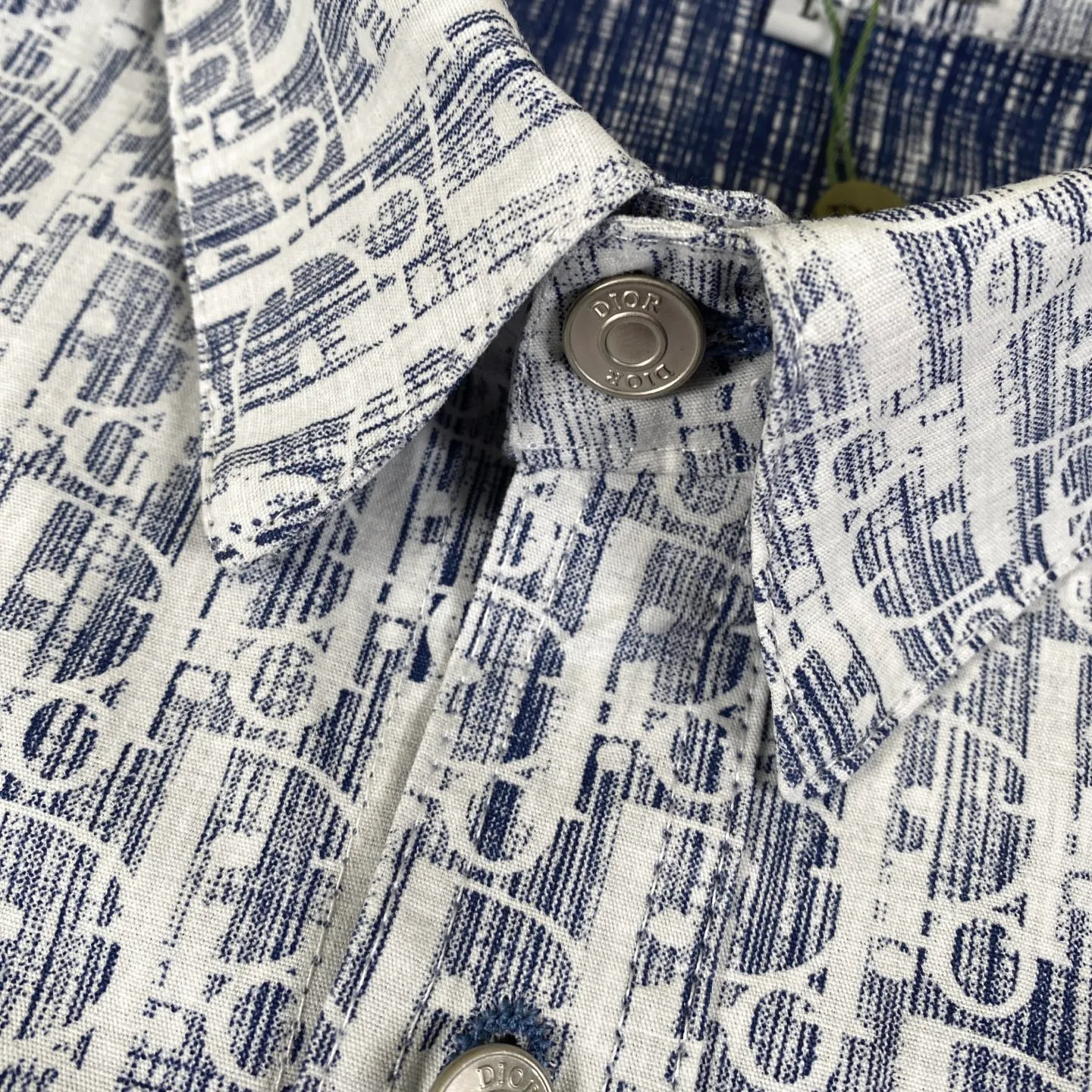 🅿️260 high version Dior/Dior limited edition full-print horseshoe print jacquard casual shirt jacket - purchased from the original mold and made with a full set of customized accessories, details determine success or failure.  - Size: M L The entire logo is very smooth and simple. The D letter is perfectly coordinated with every detail in the design. Use the letter D perfectly. The design of all luxury goods is very demanding in the pursuit of details. The combination of the letter D and O in the Dior logo design is a very interesting example. The echo of a semicircle and an ellipse forms a perfect arc - Dior (full name: Christian Dior) is a multinational luxury brand originating from France, synonymous with dazzling haute couture. It was founded in 1946 by French fashion designer Christian Dior and is headquartered in Paris. Mainly engaged in high-end consumer goods such as fashion, jewelry, perfume, cosmetics, children's clothing - Customized all-over printed jacquard fabrics - Customized engraved LOGO buttons - Customized Dior