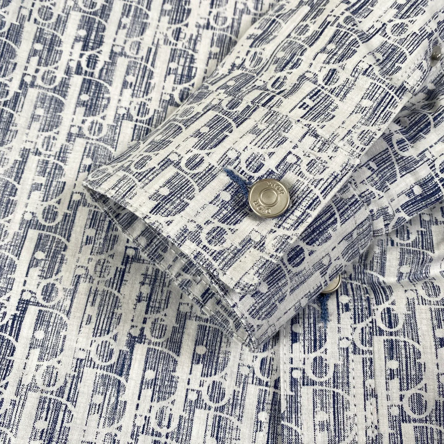 🅿️260 high version Dior/Dior limited edition full-print horseshoe print jacquard casual shirt jacket - purchased from the original mold and made with a full set of customized accessories, details determine success or failure.  - Size: M L The entire logo is very smooth and simple. The D letter is perfectly coordinated with every detail in the design. Use the letter D perfectly. The design of all luxury goods is very demanding in the pursuit of details. The combination of the letter D and O in the Dior logo design is a very interesting example. The echo of a semicircle and an ellipse forms a perfect arc - Dior (full name: Christian Dior) is a multinational luxury brand originating from France, synonymous with dazzling haute couture. It was founded in 1946 by French fashion designer Christian Dior and is headquartered in Paris. Mainly engaged in high-end consumer goods such as fashion, jewelry, perfume, cosmetics, children's clothing - Customized all-over printed jacquard fabrics - Customized engraved LOGO buttons - Customized Dior