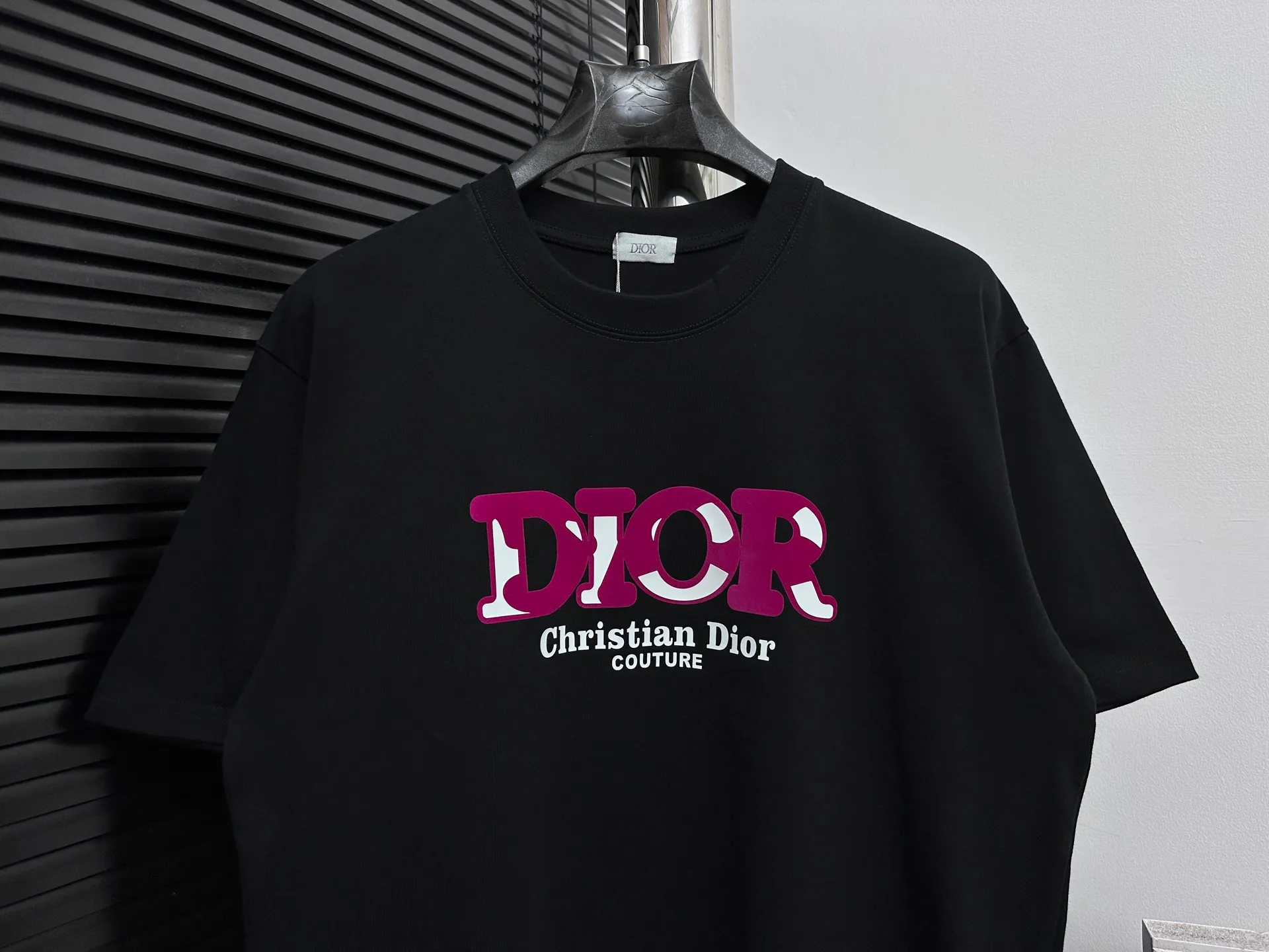 🅿️170 [DIOR] Dior 25ss new round neck T-shirt is made of 280 grams of pure cotton fabric, comfortable and breathable, flocked offset printing lamination process, font three-dimensional artistic effect, smooth and smooth lines, high wash fastness. Created by the fusion of top elements, both upper body comfort is unparalleled, interpreting your luxury and taste, and creating your fashionable charm. Same style for men and women. Size: S-XL