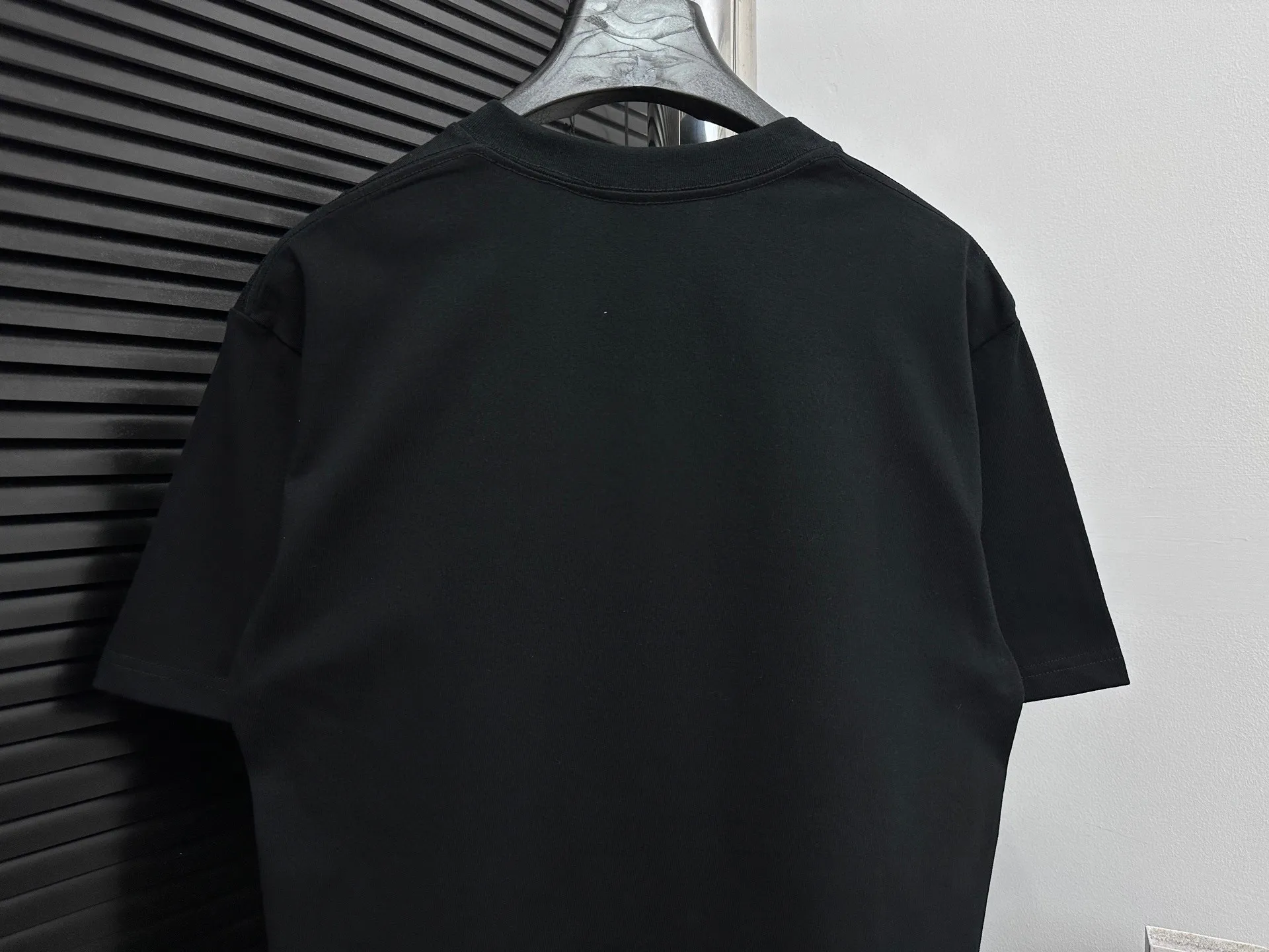 🅿️170 [DIOR] Dior 25ss new round neck T-shirt is made of 280 grams of pure cotton fabric, comfortable and breathable, flocked offset printing lamination process, font three-dimensional artistic effect, smooth and smooth lines, high wash fastness. Created by the fusion of top elements, both upper body comfort is unparalleled, interpreting your luxury and taste, and creating your fashionable charm. Same style for men and women. Size: S-XL