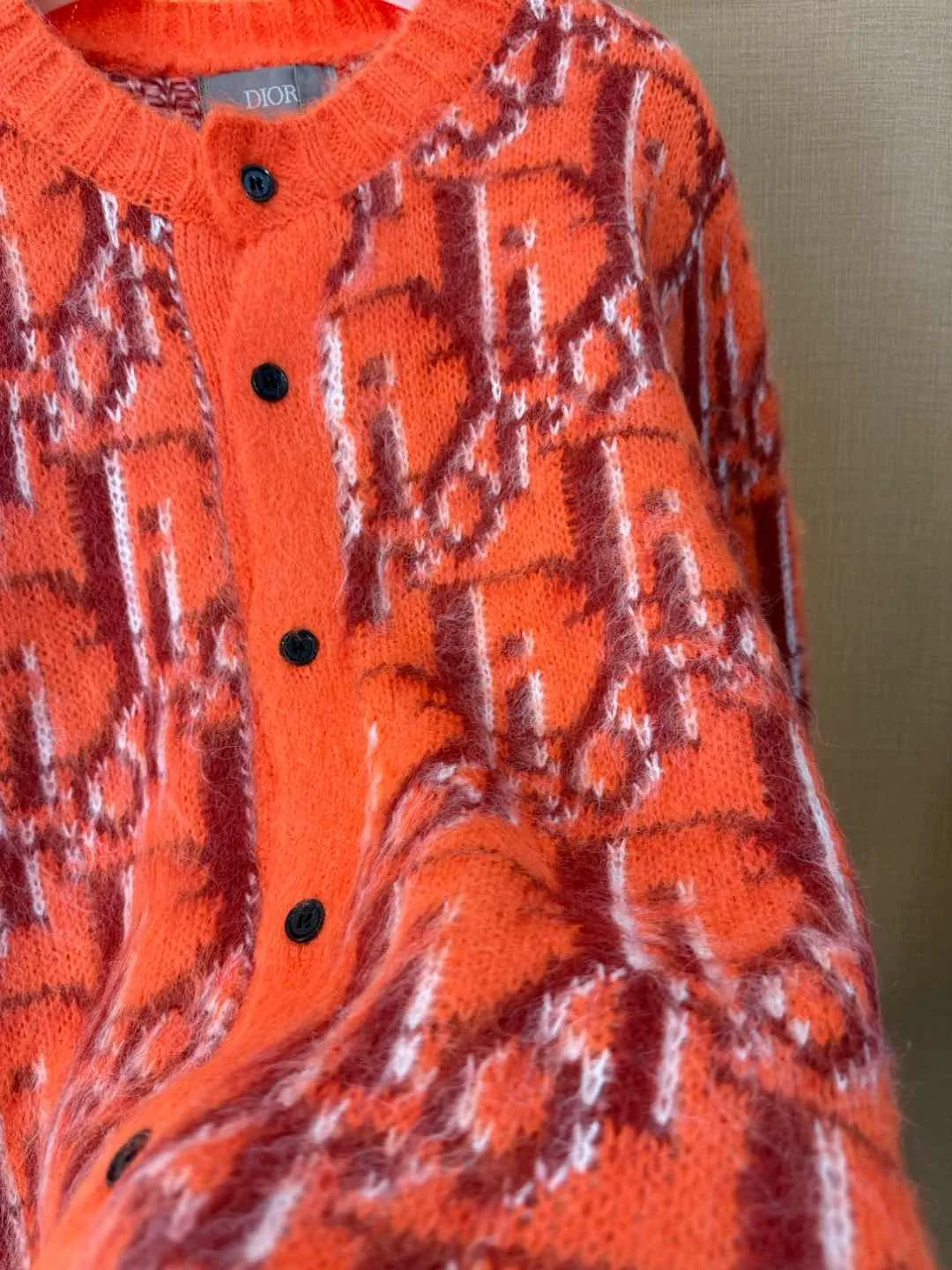 🅿️370 DIOR25ss Year of the Snake limited edition kaws all-over printed oblique pattern cardigan sweater jacket made of mohair material S-XL Composition: 76% mohair 14% wool 10% cotton. I’m too lazy to brag about the copywriting. Check the quality for yourself! Color: dark blue, orange red
