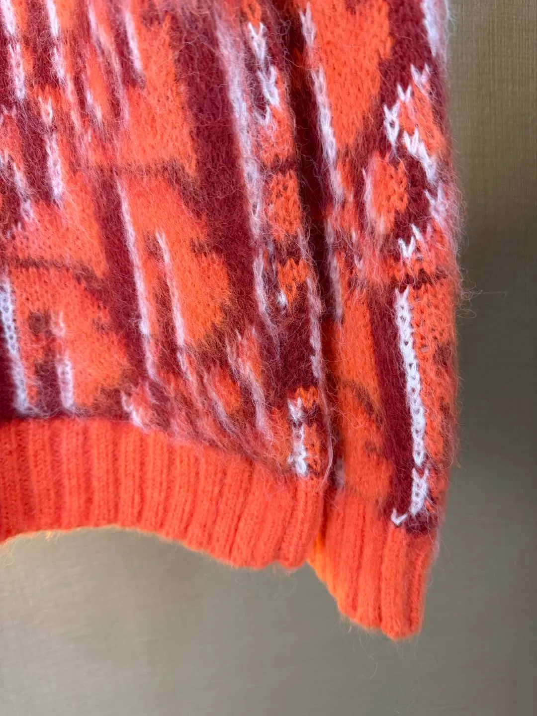 🅿️370 DIOR25ss Year of the Snake limited edition kaws all-over printed oblique pattern cardigan sweater jacket made of mohair material S-XL Composition: 76% mohair 14% wool 10% cotton. I’m too lazy to brag about the copywriting. Check the quality for yourself! Color: dark blue, orange red