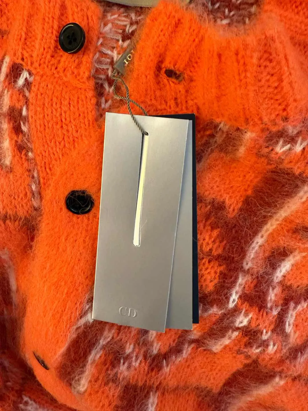 🅿️370 DIOR25ss Year of the Snake limited edition kaws all-over printed oblique pattern cardigan sweater jacket made of mohair material S-XL Composition: 76% mohair 14% wool 10% cotton. I’m too lazy to brag about the copywriting. Check the quality for yourself! Color: dark blue, orange red