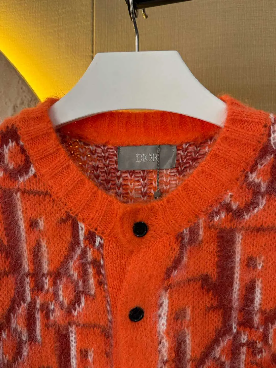🅿️370 DIOR25ss Year of the Snake limited edition kaws all-over printed oblique pattern cardigan sweater jacket made of mohair material S-XL Composition: 76% mohair 14% wool 10% cotton. I’m too lazy to brag about the copywriting. Check the quality for yourself! Color: dark blue, orange red