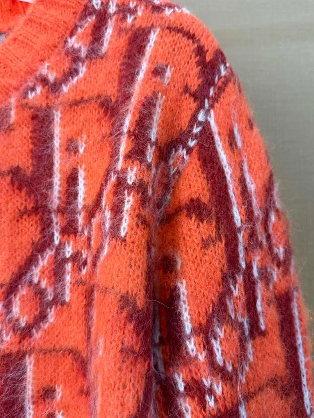 🅿️370 DIOR25ss Year of the Snake limited edition kaws all-over printed oblique pattern cardigan sweater jacket made of mohair material S-XL Composition: 76% mohair 14% wool 10% cotton. I’m too lazy to brag about the copywriting. Check the quality for yourself! Color: dark blue, orange red