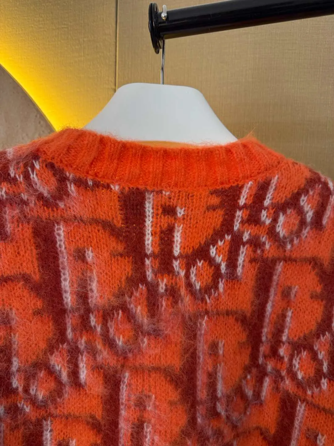 🅿️370 DIOR25ss Year of the Snake limited edition kaws all-over printed oblique pattern cardigan sweater jacket made of mohair material S-XL Composition: 76% mohair 14% wool 10% cotton. I’m too lazy to brag about the copywriting. Check the quality for yourself! Color: dark blue, orange red