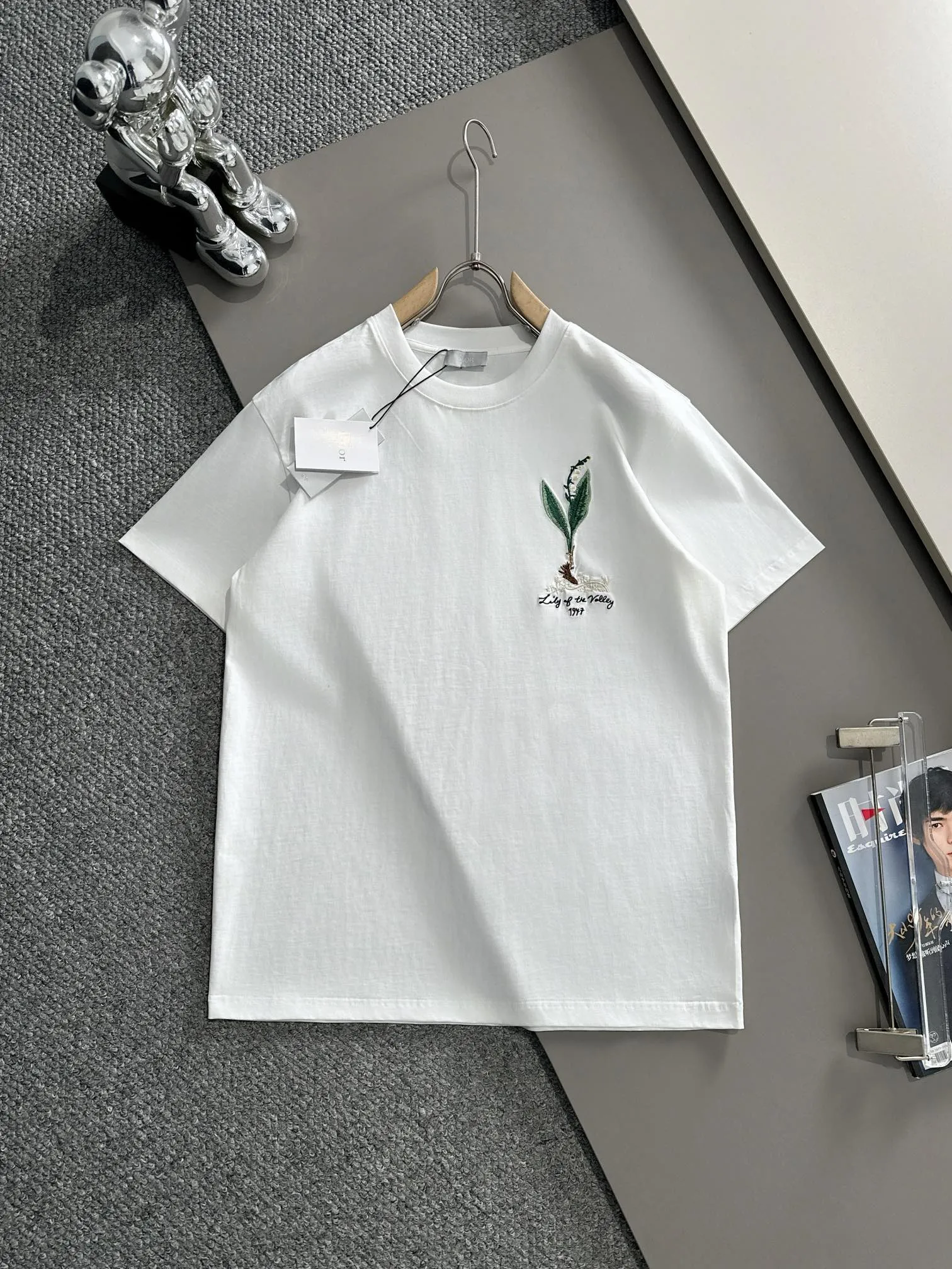 🅿️170 (arrives the next day) Dior 2025 new flower seedling embroidered letter logo Unisex short-sleeved T-shirt ·Customized 260g 100% double yarn pure cotton fabric ·Imported Tajima machine embroidery technology ·Custom dyed 32 double-strand threads ·Collar tag, main mark and three labels complete Color: White Size: XS S M L