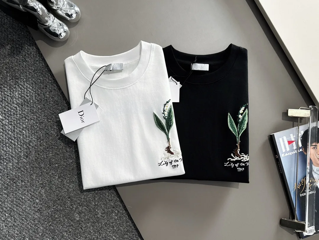 🅿️170 (arrives the next day) Dior 2025 new flower seedling embroidered letter logo Unisex short-sleeved T-shirt ·Customized 260g 100% double yarn pure cotton fabric ·Imported Tajima machine embroidery technology ·Custom dyed 32 double-strand threads ·Collar tag, main mark and three labels complete Color: White Size: XS S M L