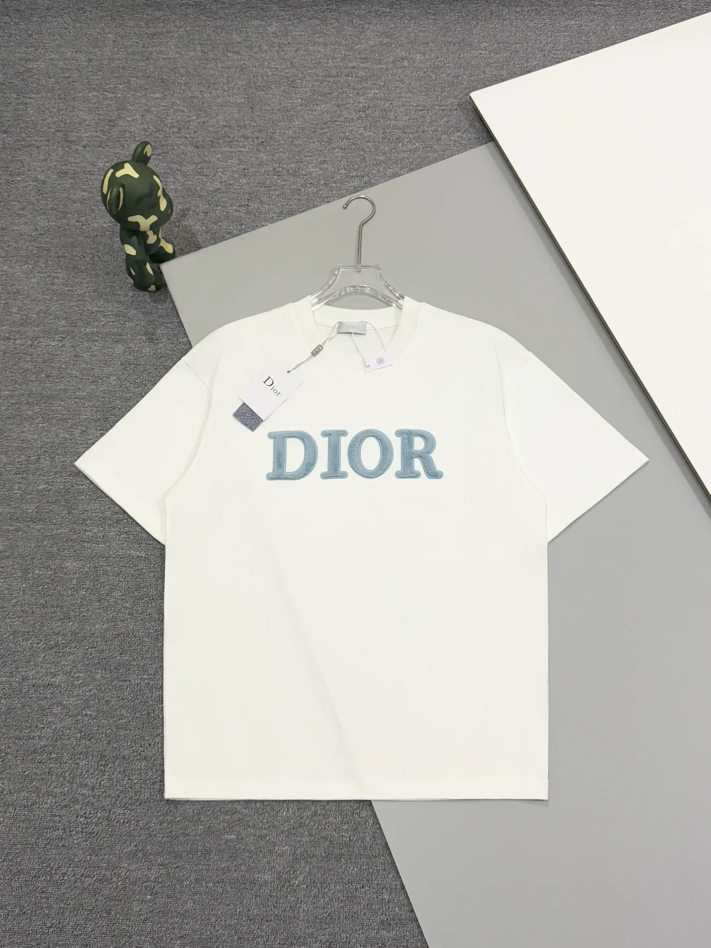 🅿️200 [High quality] Dior Dior 25ss spring and summer new round neck short-sleeved T-shirt simple brand embroidery letter hair transplant logo design logo official synchronization original mold fashion personality versatile trend pure original quality original 32 pieces 280g washed fabric tag collar label washed wheat three labels complete Color: black. White. Size: S to XL