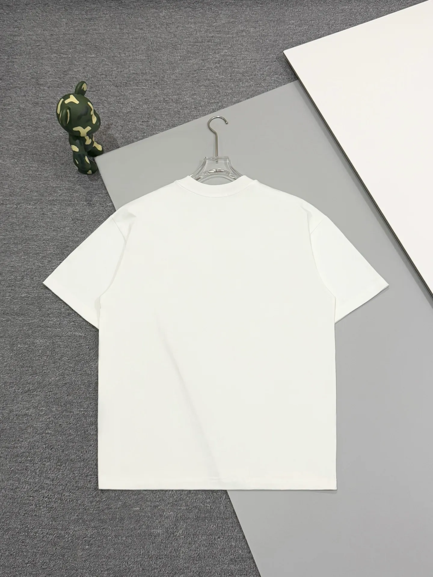 🅿️200 [High quality] Dior Dior 25ss spring and summer new round neck short-sleeved T-shirt simple brand embroidery letter hair transplant logo design logo official synchronization original mold fashion personality versatile trend pure original quality original 32 pieces 280g washed fabric tag collar label washed wheat three labels complete Color: black. White. Size: S to XL