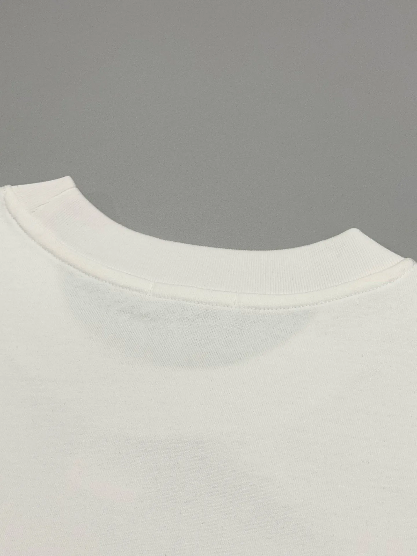 🅿️200 [High quality] Dior Dior 25ss spring and summer new round neck short-sleeved T-shirt simple brand embroidery letter hair transplant logo design logo official synchronization original mold fashion personality versatile trend pure original quality original 32 pieces 280g washed fabric tag collar label washed wheat three labels complete Color: black. White. Size: S to XL