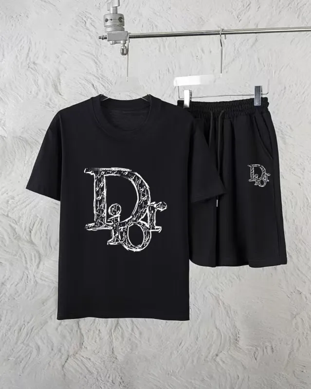 🅿️300 Dior Exclusively supplies the new trendy men’s fashionable round neck short-sleeved shorts suit, trendy and fashionable casual short-sleeved suit! It has high breathability and comfort, impeccable details, and brand element design concept, reflecting high quality. It presents a casual cut and the upper body shape is great! Material: 260g double yarn pure cotton short sleeves + 360g pure cotton terry shorts Size: S-XXL 🔥 (please state your height and weight when placing an order)