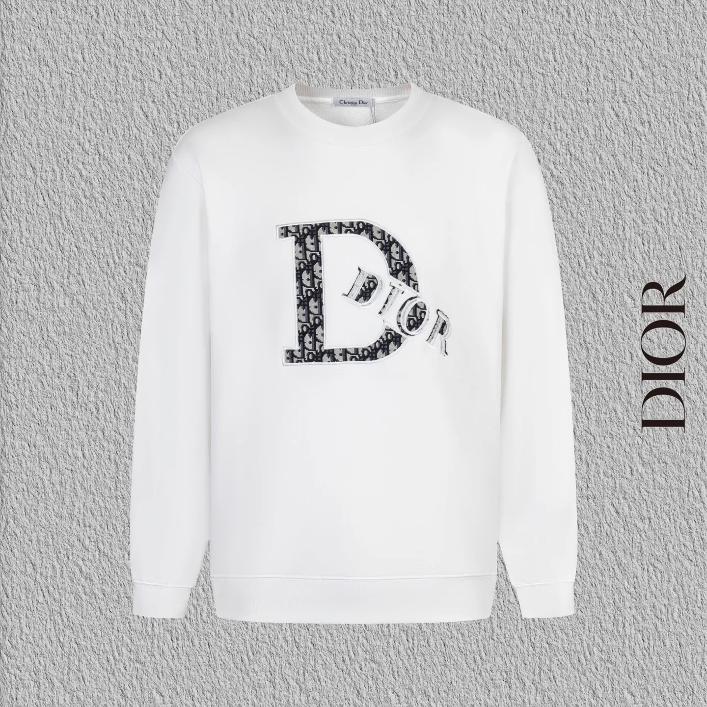 🅿️270 Style No. B12 Dior presbyopic denim patch large label round neck sweatshirt DIOR counter consistent sweatshirt The fabric is made of 420g double-strand double yarn terry in the same cylinder 2×2 pure cotton high-elastic fine thread does not deform The front piece is laser-cut presbyopic denim patch large label embroidery technology The most popular online celebrity versatile OS version can be worn up to about 180 pounds Factory assembly line workmanship imported machine double line hemming technology Three complete standards Customized accessories, plate alignment, same style for men and women colour: black white size: S M L XL Manual measurement error of about 1-3cm is normal