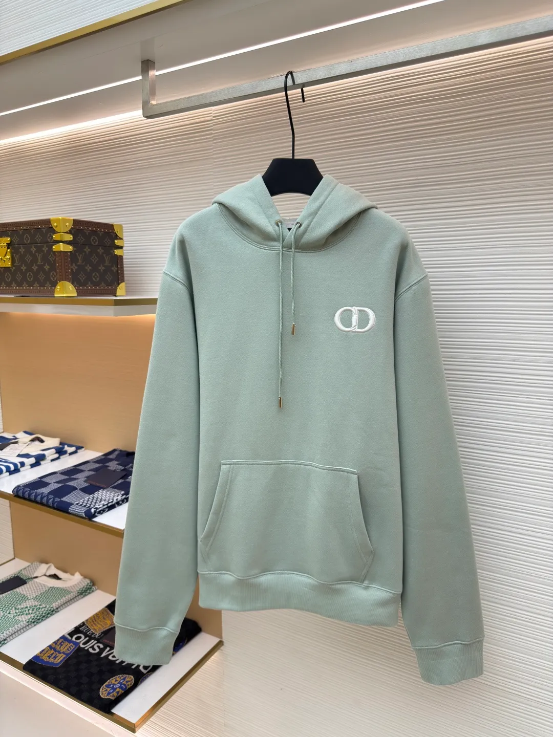 DIOR logo embroidered long-sleeved hoodie ●Authentic product: purchased and developed by 4074 ●Item number: 1680347-A85 ●Fabric: pure cotton fabric ●Technology: embroidery production ●Version: loose fit ●Weight: about 730 grams ●Size: S-M-L-XL ●Description: Made of customized cotton fabric, with classic high-density logo embroidery on the chest and velvet design on the inside. It can be matched with bottoms of the same season to create a fashionable look. It can be worn inside or outside to suit various occasions. Customized accessories, complete with three labels, same style for men and women!
