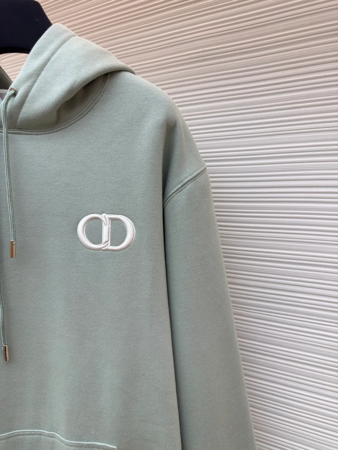 DIOR logo embroidered long-sleeved hoodie ●Authentic product: purchased and developed by 4074 ●Item number: 1680347-A85 ●Fabric: pure cotton fabric ●Technology: embroidery production ●Version: loose fit ●Weight: about 730 grams ●Size: S-M-L-XL ●Description: Made of customized cotton fabric, with classic high-density logo embroidery on the chest and velvet design on the inside. It can be matched with bottoms of the same season to create a fashionable look. It can be worn inside or outside to suit various occasions. Customized accessories, complete with three labels, same style for men and women!