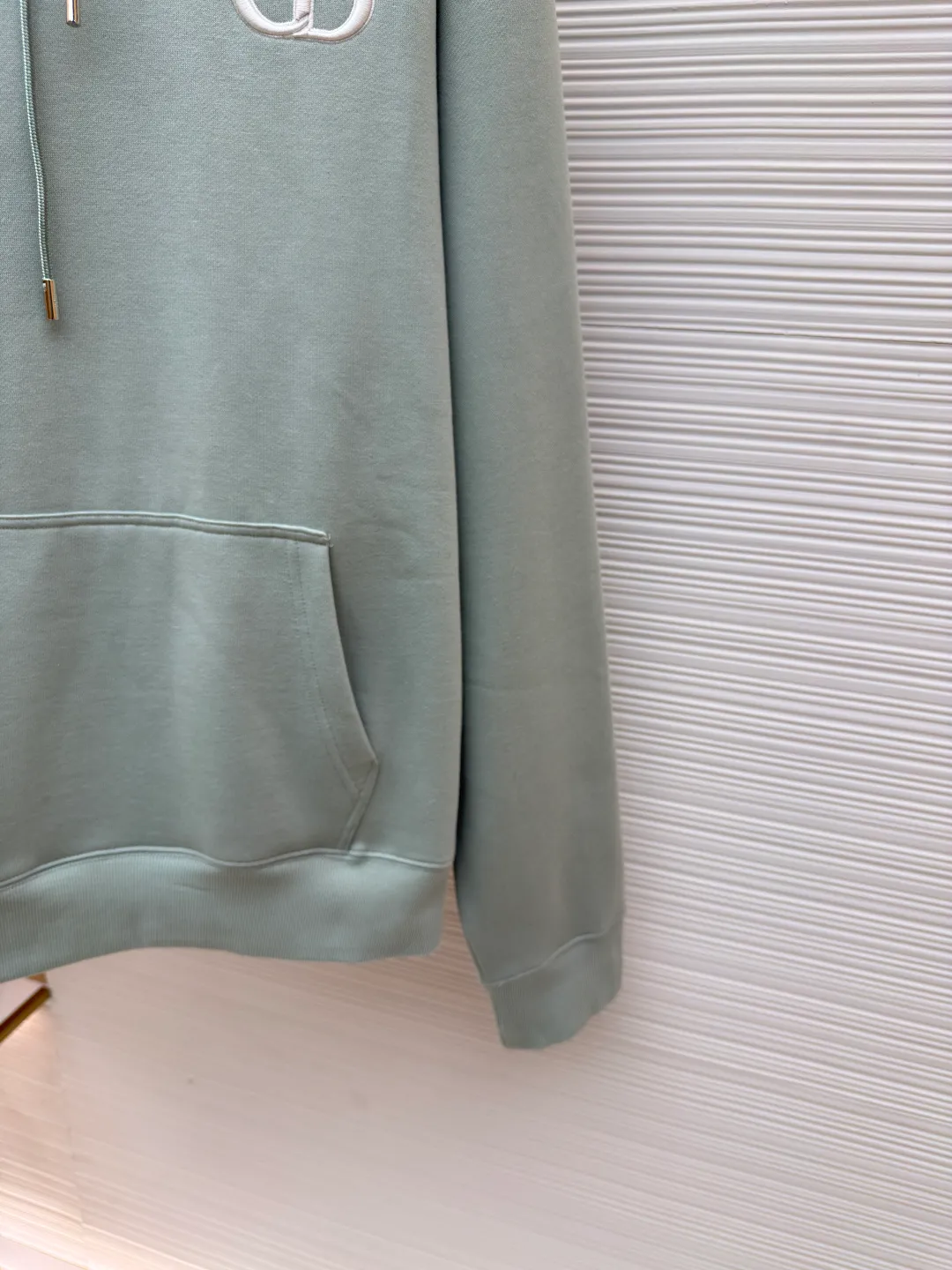 DIOR logo embroidered long-sleeved hoodie ●Authentic product: purchased and developed by 4074 ●Item number: 1680347-A85 ●Fabric: pure cotton fabric ●Technology: embroidery production ●Version: loose fit ●Weight: about 730 grams ●Size: S-M-L-XL ●Description: Made of customized cotton fabric, with classic high-density logo embroidery on the chest and velvet design on the inside. It can be matched with bottoms of the same season to create a fashionable look. It can be worn inside or outside to suit various occasions. Customized accessories, complete with three labels, same style for men and women!