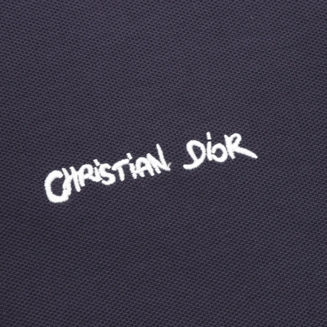 🅿️270 DIOR CD four-color cursive embroidered letters short-sleeved POLO shirt. Original customized 200g cotton khaki fabric, thread dyed to match the original. The imported machine embroidery process makes the letter logo show a delicate and exquisite effect, enhancing the decorative effect. Use an embroidery machine to embroider the designed letter logo onto the patch. Upright and stylish upper body Color: black, white, navy blue, floral gray Size: S-L