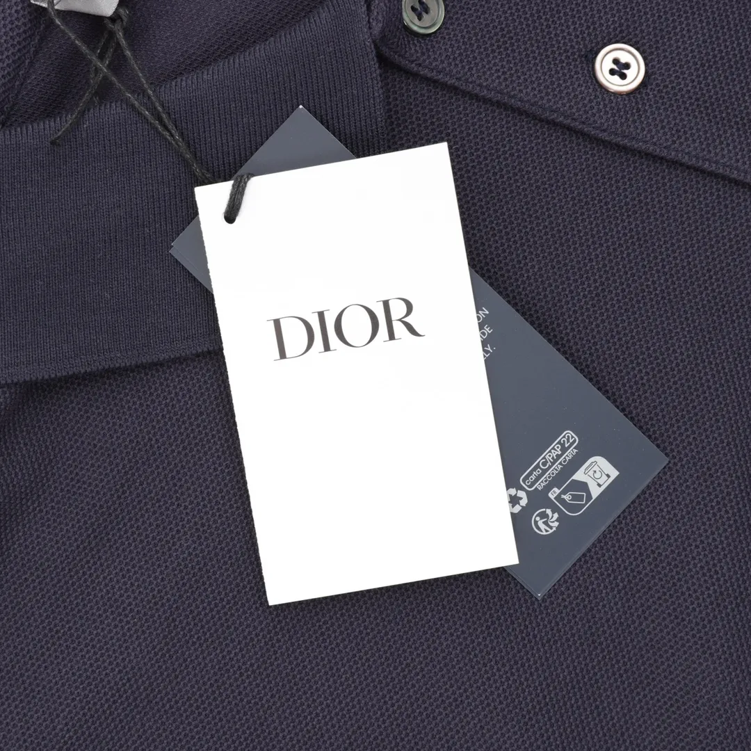 🅿️270 DIOR CD four-color cursive embroidered letters short-sleeved POLO shirt. Original customized 200g cotton khaki fabric, thread dyed to match the original. The imported machine embroidery process makes the letter logo show a delicate and exquisite effect, enhancing the decorative effect. Use an embroidery machine to embroider the designed letter logo onto the patch. Upright and stylish upper body Color: black, white, navy blue, floral gray Size: S-L