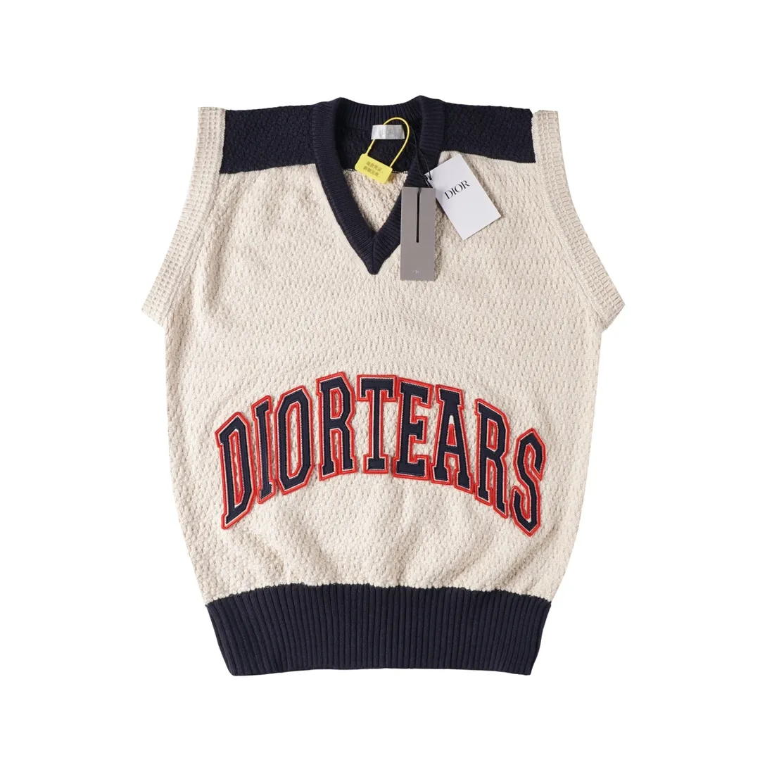 🅿️260 CD 2024 new model Jay Chou's same style vest. The original internal price is 17800. Purchased💰, this model is made of 70 wool, 30 polyester fiber, 16 count special pig belly yarn, imported 7-knitting machine, and the whole piece is made with single-sided craftsmanship. The pattern of the embroidery is finely trimmed on the board. The panels are dyed royal blue and beige on the patch. Doing appliqué embroidery crafts. Add soft wash after finished product. Same size for men and women. Size: XS S M L
