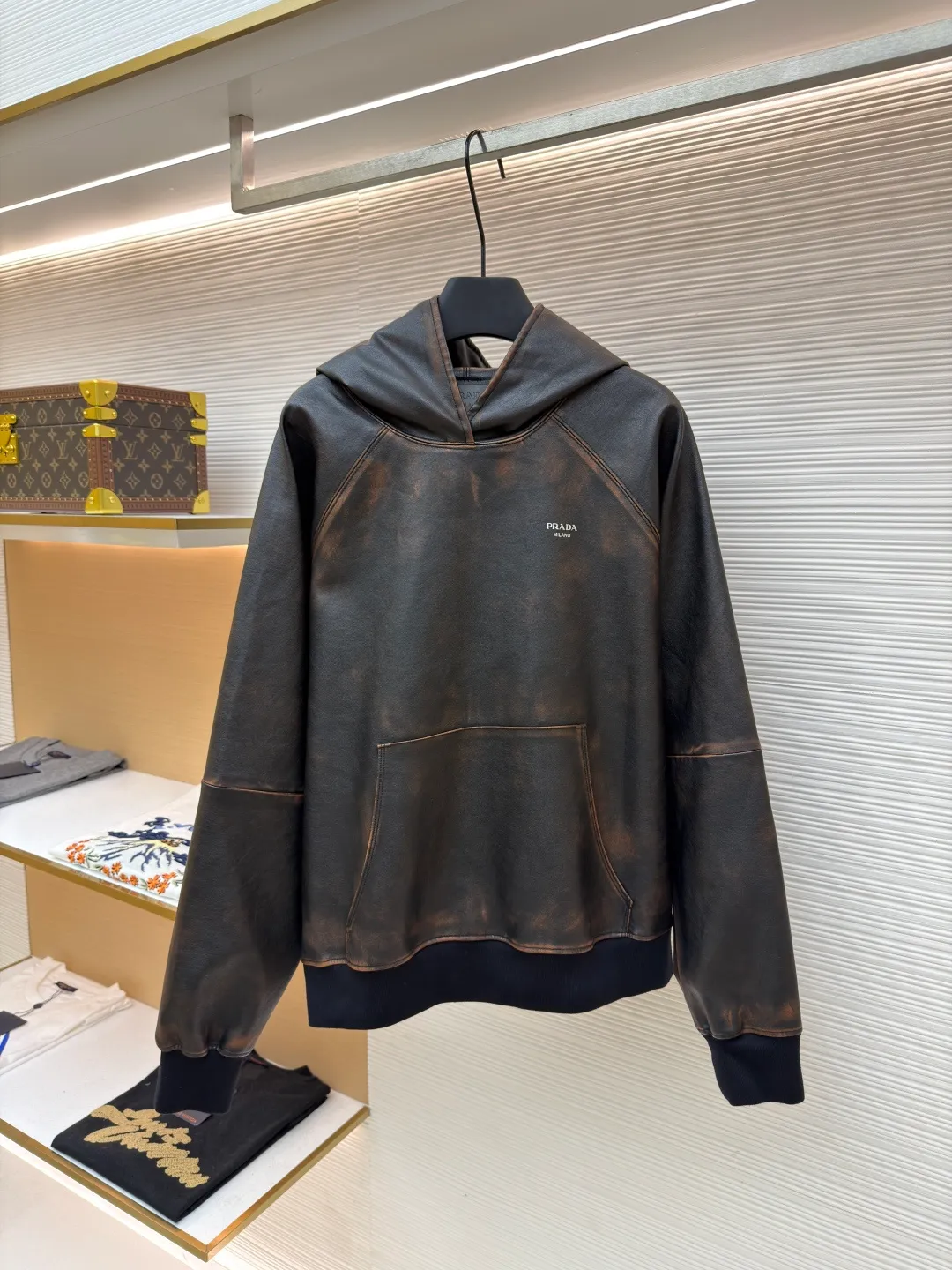 Prada distressed hooded raglan leather jacket ●Original version: Purchased and developed by 63442 ●Item No.: 1681626-D25 ●Fabric: Italian geological layered bifocal high-quality leather fabric ●Technology: Handmade antique production ●Color: black brown ●Version: Fitted version ●Weight: about 1085 grams ●Size: 46-48-50-52 ●Description: Customized Italian geological layered bifocal high-quality leather, soft and tough texture The texture is natural, as deep as midnight black, as mellow as aged brown, and the gradient tones blend naturally, like the traces engraved by the years. The shining Prada logo is embellished on the chest, which is a concrete presentation of the brand soul. Each transition of color is like the delicate brushstrokes of a painter. From a distance, it is restrained minimalism. A closer look is a violent carnival of details. The hooded element injects a touch of casualness into the tough leather jacket, blooming proudly as a work of art. Become a leader in fashion trends, with leather printing and embroidery on imported materials. Based on heat transfer technology, the metal coating of the imported anodized aluminum foil is peeled off and permanently attached to the surface of the base material through high-temperature pressure. It is strong and beautiful, and is hand-made with ancient rubbing techniques. Purely manual wiping and processing of specific parts. Up to 37 color rubbing processes to achieve a local gradient effect. Create a unique texture pattern. The workmanship is extremely complex and time-consuming and labor-intensive. Manual gluing to fix the strands. Physical reinforcement technology to fix the seams of the pieces through precise point gluing. Manual gluing operation forms wavy glue lines along the warp and weft direction of the cut pieces. Heavy washing uses a special solution to remove stains and slight fading. Strong washing methods are used to remove fading and make the color more uniform. The overall wiring is straight and delicate, the fabric is comfortable and soft, and the color is consistent without color difference. It can be matched with the same style to create a fashionable look and control various occasions. Customized accessories, complete with three standards, same style for men and women!