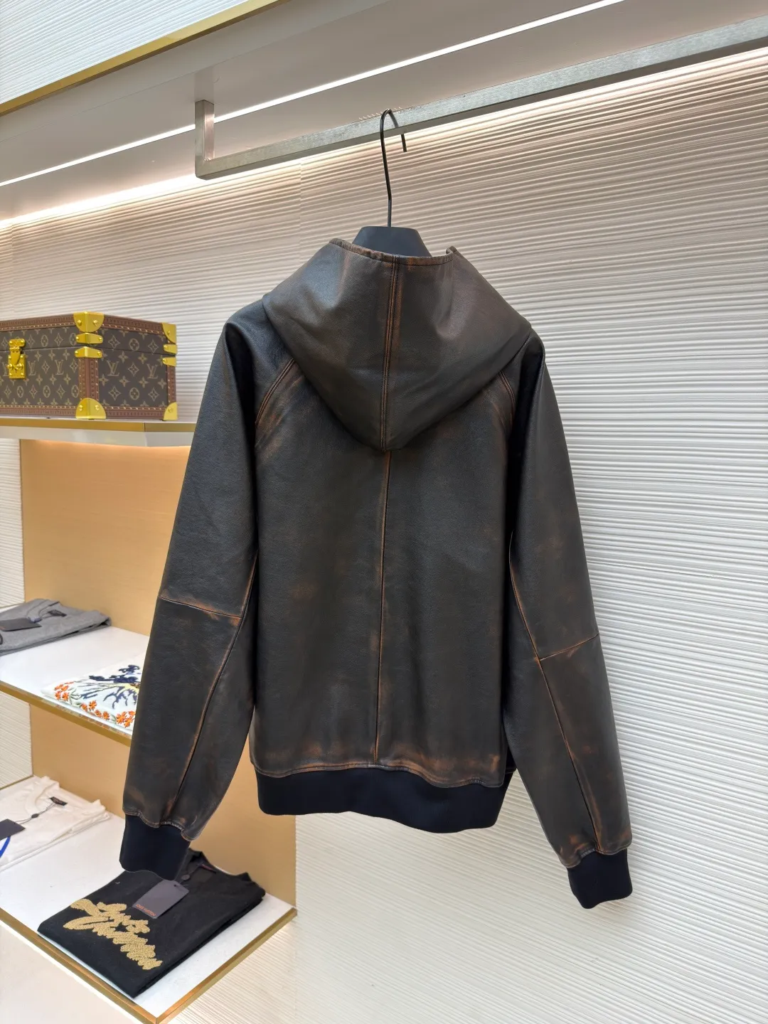 Prada distressed hooded raglan leather jacket ●Original version: Purchased and developed by 63442 ●Item No.: 1681626-D25 ●Fabric: Italian geological layered bifocal high-quality leather fabric ●Technology: Handmade antique production ●Color: black brown ●Version: Fitted version ●Weight: about 1085 grams ●Size: 46-48-50-52 ●Description: Customized Italian geological layered bifocal high-quality leather, soft and tough texture The texture is natural, as deep as midnight black, as mellow as aged brown, and the gradient tones blend naturally, like the traces engraved by the years. The shining Prada logo is embellished on the chest, which is a concrete presentation of the brand soul. Each transition of color is like the delicate brushstrokes of a painter. From a distance, it is restrained minimalism. A closer look is a violent carnival of details. The hooded element injects a touch of casualness into the tough leather jacket, blooming proudly as a work of art. Become a leader in fashion trends, with leather printing and embroidery on imported materials. Based on heat transfer technology, the metal coating of the imported anodized aluminum foil is peeled off and permanently attached to the surface of the base material through high-temperature pressure. It is strong and beautiful, and is hand-made with ancient rubbing techniques. Purely manual wiping and processing of specific parts. Up to 37 color rubbing processes to achieve a local gradient effect. Create a unique texture pattern. The workmanship is extremely complex and time-consuming and labor-intensive. Manual gluing to fix the strands. Physical reinforcement technology to fix the seams of the pieces through precise point gluing. Manual gluing operation forms wavy glue lines along the warp and weft direction of the cut pieces. Heavy washing uses a special solution to remove stains and slight fading. Strong washing methods are used to remove fading and make the color more uniform. The overall wiring is straight and delicate, the fabric is comfortable and soft, and the color is consistent without color difference. It can be matched with the same style to create a fashionable look and control various occasions. Customized accessories, complete with three standards, same style for men and women!