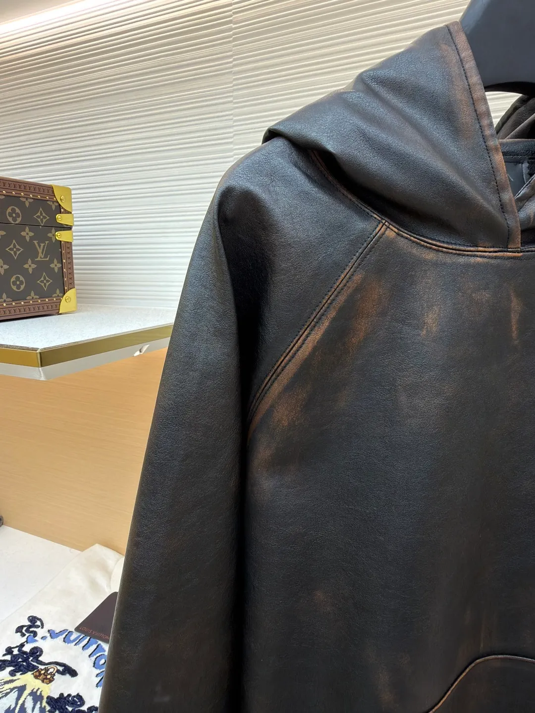 Prada distressed hooded raglan leather jacket ●Original version: Purchased and developed by 63442 ●Item No.: 1681626-D25 ●Fabric: Italian geological layered bifocal high-quality leather fabric ●Technology: Handmade antique production ●Color: black brown ●Version: Fitted version ●Weight: about 1085 grams ●Size: 46-48-50-52 ●Description: Customized Italian geological layered bifocal high-quality leather, soft and tough texture The texture is natural, as deep as midnight black, as mellow as aged brown, and the gradient tones blend naturally, like the traces engraved by the years. The shining Prada logo is embellished on the chest, which is a concrete presentation of the brand soul. Each transition of color is like the delicate brushstrokes of a painter. From a distance, it is restrained minimalism. A closer look is a violent carnival of details. The hooded element injects a touch of casualness into the tough leather jacket, blooming proudly as a work of art. Become a leader in fashion trends, with leather printing and embroidery on imported materials. Based on heat transfer technology, the metal coating of the imported anodized aluminum foil is peeled off and permanently attached to the surface of the base material through high-temperature pressure. It is strong and beautiful, and is hand-made with ancient rubbing techniques. Purely manual wiping and processing of specific parts. Up to 37 color rubbing processes to achieve a local gradient effect. Create a unique texture pattern. The workmanship is extremely complex and time-consuming and labor-intensive. Manual gluing to fix the strands. Physical reinforcement technology to fix the seams of the pieces through precise point gluing. Manual gluing operation forms wavy glue lines along the warp and weft direction of the cut pieces. Heavy washing uses a special solution to remove stains and slight fading. Strong washing methods are used to remove fading and make the color more uniform. The overall wiring is straight and delicate, the fabric is comfortable and soft, and the color is consistent without color difference. It can be matched with the same style to create a fashionable look and control various occasions. Customized accessories, complete with three standards, same style for men and women!