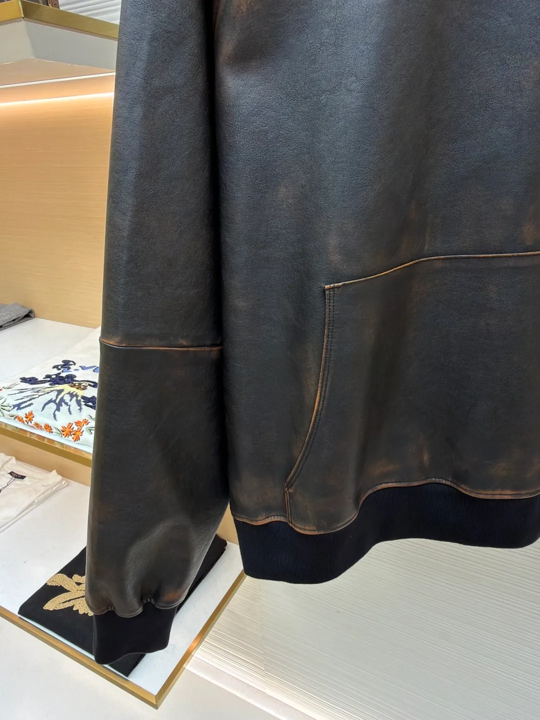 Prada distressed hooded raglan leather jacket ●Original version: Purchased and developed by 63442 ●Item No.: 1681626-D25 ●Fabric: Italian geological layered bifocal high-quality leather fabric ●Technology: Handmade antique production ●Color: black brown ●Version: Fitted version ●Weight: about 1085 grams ●Size: 46-48-50-52 ●Description: Customized Italian geological layered bifocal high-quality leather, soft and tough texture The texture is natural, as deep as midnight black, as mellow as aged brown, and the gradient tones blend naturally, like the traces engraved by the years. The shining Prada logo is embellished on the chest, which is a concrete presentation of the brand soul. Each transition of color is like the delicate brushstrokes of a painter. From a distance, it is restrained minimalism. A closer look is a violent carnival of details. The hooded element injects a touch of casualness into the tough leather jacket, blooming proudly as a work of art. Become a leader in fashion trends, with leather printing and embroidery on imported materials. Based on heat transfer technology, the metal coating of the imported anodized aluminum foil is peeled off and permanently attached to the surface of the base material through high-temperature pressure. It is strong and beautiful, and is hand-made with ancient rubbing techniques. Purely manual wiping and processing of specific parts. Up to 37 color rubbing processes to achieve a local gradient effect. Create a unique texture pattern. The workmanship is extremely complex and time-consuming and labor-intensive. Manual gluing to fix the strands. Physical reinforcement technology to fix the seams of the pieces through precise point gluing. Manual gluing operation forms wavy glue lines along the warp and weft direction of the cut pieces. Heavy washing uses a special solution to remove stains and slight fading. Strong washing methods are used to remove fading and make the color more uniform. The overall wiring is straight and delicate, the fabric is comfortable and soft, and the color is consistent without color difference. It can be matched with the same style to create a fashionable look and control various occasions. Customized accessories, complete with three standards, same style for men and women!