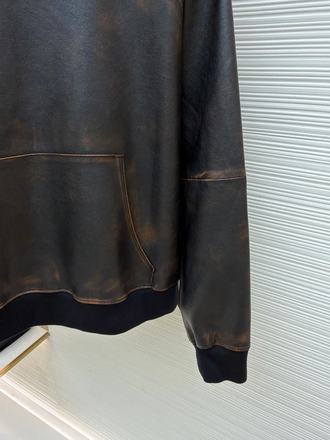 Prada distressed hooded raglan leather jacket ●Original version: Purchased and developed by 63442 ●Item No.: 1681626-D25 ●Fabric: Italian geological layered bifocal high-quality leather fabric ●Technology: Handmade antique production ●Color: black brown ●Version: Fitted version ●Weight: about 1085 grams ●Size: 46-48-50-52 ●Description: Customized Italian geological layered bifocal high-quality leather, soft and tough texture The texture is natural, as deep as midnight black, as mellow as aged brown, and the gradient tones blend naturally, like the traces engraved by the years. The shining Prada logo is embellished on the chest, which is a concrete presentation of the brand soul. Each transition of color is like the delicate brushstrokes of a painter. From a distance, it is restrained minimalism. A closer look is a violent carnival of details. The hooded element injects a touch of casualness into the tough leather jacket, blooming proudly as a work of art. Become a leader in fashion trends, with leather printing and embroidery on imported materials. Based on heat transfer technology, the metal coating of the imported anodized aluminum foil is peeled off and permanently attached to the surface of the base material through high-temperature pressure. It is strong and beautiful, and is hand-made with ancient rubbing techniques. Purely manual wiping and processing of specific parts. Up to 37 color rubbing processes to achieve a local gradient effect. Create a unique texture pattern. The workmanship is extremely complex and time-consuming and labor-intensive. Manual gluing to fix the strands. Physical reinforcement technology to fix the seams of the pieces through precise point gluing. Manual gluing operation forms wavy glue lines along the warp and weft direction of the cut pieces. Heavy washing uses a special solution to remove stains and slight fading. Strong washing methods are used to remove fading and make the color more uniform. The overall wiring is straight and delicate, the fabric is comfortable and soft, and the color is consistent without color difference. It can be matched with the same style to create a fashionable look and control various occasions. Customized accessories, complete with three standards, same style for men and women!