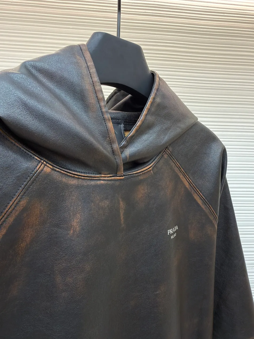 Prada distressed hooded raglan leather jacket ●Original version: Purchased and developed by 63442 ●Item No.: 1681626-D25 ●Fabric: Italian geological layered bifocal high-quality leather fabric ●Technology: Handmade antique production ●Color: black brown ●Version: Fitted version ●Weight: about 1085 grams ●Size: 46-48-50-52 ●Description: Customized Italian geological layered bifocal high-quality leather, soft and tough texture The texture is natural, as deep as midnight black, as mellow as aged brown, and the gradient tones blend naturally, like the traces engraved by the years. The shining Prada logo is embellished on the chest, which is a concrete presentation of the brand soul. Each transition of color is like the delicate brushstrokes of a painter. From a distance, it is restrained minimalism. A closer look is a violent carnival of details. The hooded element injects a touch of casualness into the tough leather jacket, blooming proudly as a work of art. Become a leader in fashion trends, with leather printing and embroidery on imported materials. Based on heat transfer technology, the metal coating of the imported anodized aluminum foil is peeled off and permanently attached to the surface of the base material through high-temperature pressure. It is strong and beautiful, and is hand-made with ancient rubbing techniques. Purely manual wiping and processing of specific parts. Up to 37 color rubbing processes to achieve a local gradient effect. Create a unique texture pattern. The workmanship is extremely complex and time-consuming and labor-intensive. Manual gluing to fix the strands. Physical reinforcement technology to fix the seams of the pieces through precise point gluing. Manual gluing operation forms wavy glue lines along the warp and weft direction of the cut pieces. Heavy washing uses a special solution to remove stains and slight fading. Strong washing methods are used to remove fading and make the color more uniform. The overall wiring is straight and delicate, the fabric is comfortable and soft, and the color is consistent without color difference. It can be matched with the same style to create a fashionable look and control various occasions. Customized accessories, complete with three standards, same style for men and women!