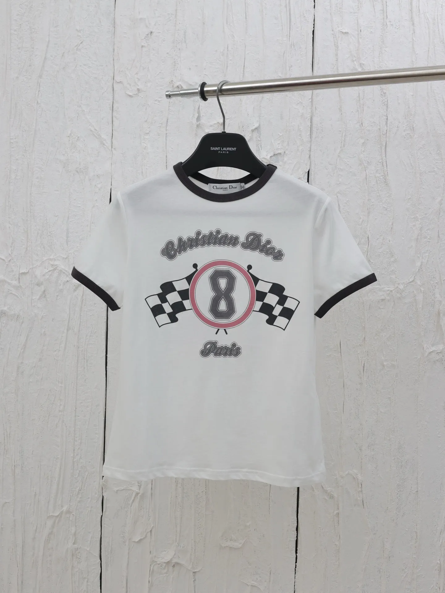🅿️270 Dio*/Dior 25 new flag letter printed short-sleeved T-shirt. Made of imported cotton material, breathable, comfortable and full of texture. Black thread edging on the collar and cuffs keeps the tone coordinated. Iconic letter logo on the chest ➕ Black and white plaid racing elements embellishment. The brand's own simple and fashionable sense is immediately apparent, and the color matching reduces age. You can create your own personal style at will, and it will look stylish when worn alone. Size: S/M/L
