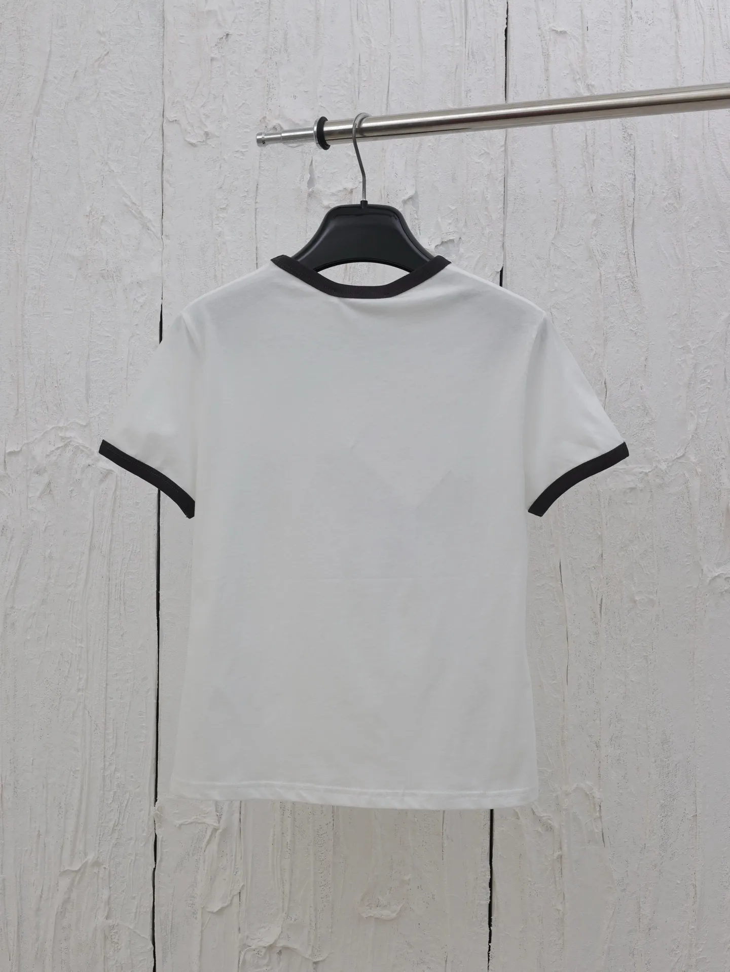🅿️270 Dio*/Dior 25 new flag letter printed short-sleeved T-shirt. Made of imported cotton material, breathable, comfortable and full of texture. Black thread edging on the collar and cuffs keeps the tone coordinated. Iconic letter logo on the chest ➕ Black and white plaid racing elements embellishment. The brand's own simple and fashionable sense is immediately apparent, and the color matching reduces age. You can create your own personal style at will, and it will look stylish when worn alone. Size: S/M/L