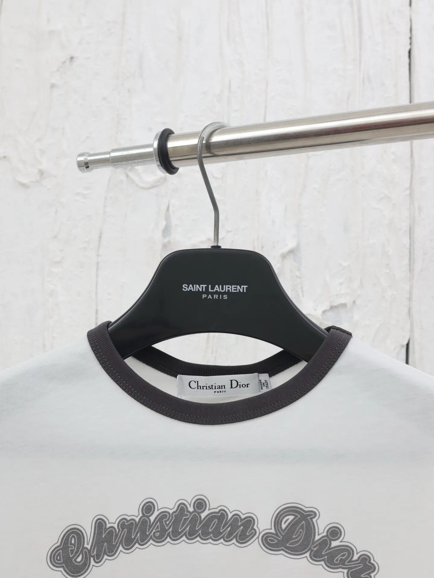 🅿️270 Dio*/Dior 25 new flag letter printed short-sleeved T-shirt. Made of imported cotton material, breathable, comfortable and full of texture. Black thread edging on the collar and cuffs keeps the tone coordinated. Iconic letter logo on the chest ➕ Black and white plaid racing elements embellishment. The brand's own simple and fashionable sense is immediately apparent, and the color matching reduces age. You can create your own personal style at will, and it will look stylish when worn alone. Size: S/M/L