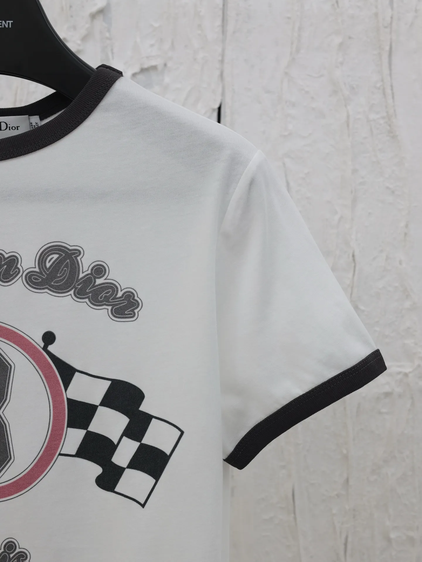 🅿️270 Dio*/Dior 25 new flag letter printed short-sleeved T-shirt. Made of imported cotton material, breathable, comfortable and full of texture. Black thread edging on the collar and cuffs keeps the tone coordinated. Iconic letter logo on the chest ➕ Black and white plaid racing elements embellishment. The brand's own simple and fashionable sense is immediately apparent, and the color matching reduces age. You can create your own personal style at will, and it will look stylish when worn alone. Size: S/M/L