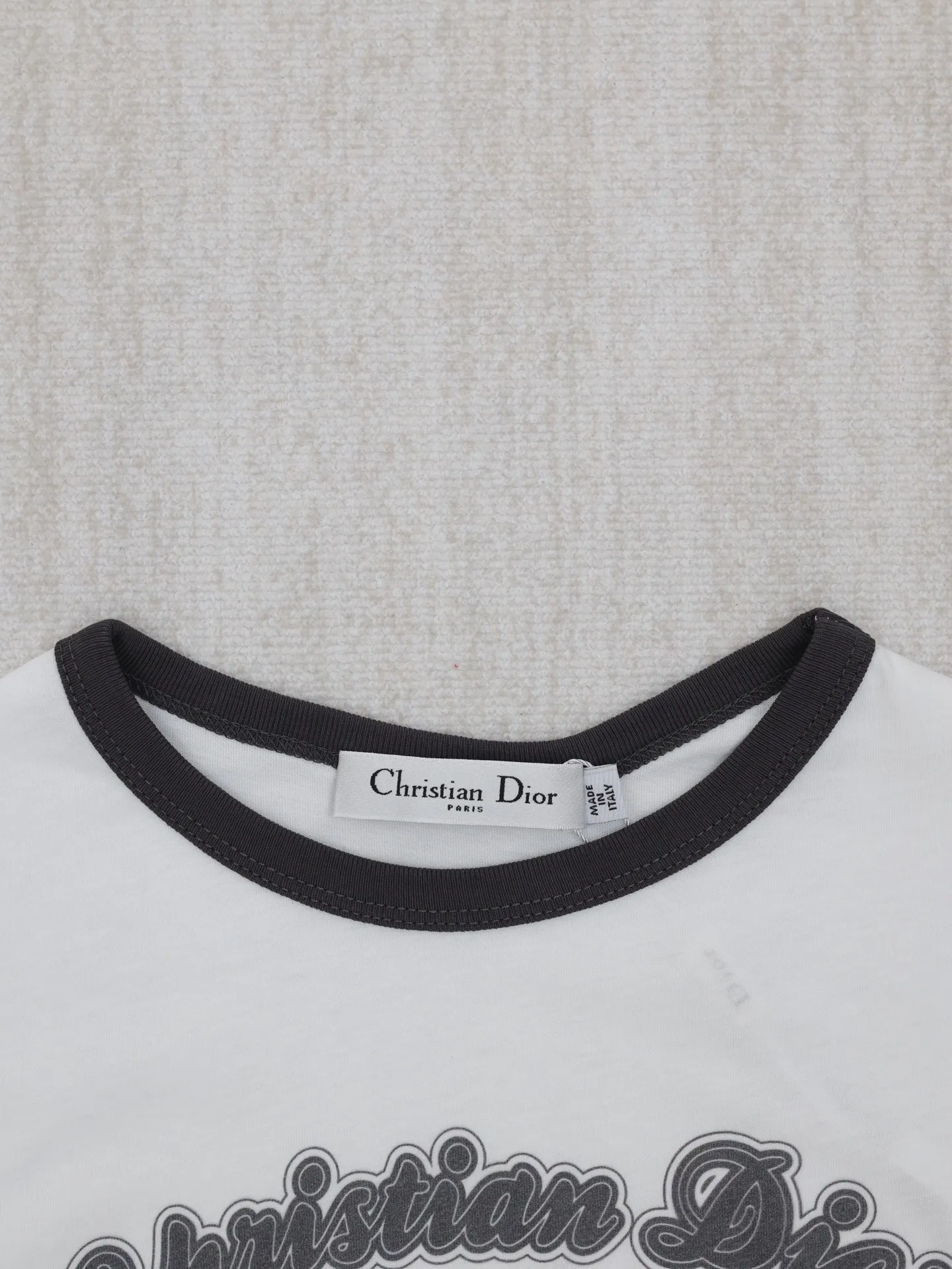 🅿️270 Dio*/Dior 25 new flag letter printed short-sleeved T-shirt. Made of imported cotton material, breathable, comfortable and full of texture. Black thread edging on the collar and cuffs keeps the tone coordinated. Iconic letter logo on the chest ➕ Black and white plaid racing elements embellishment. The brand's own simple and fashionable sense is immediately apparent, and the color matching reduces age. You can create your own personal style at will, and it will look stylish when worn alone. Size: S/M/L