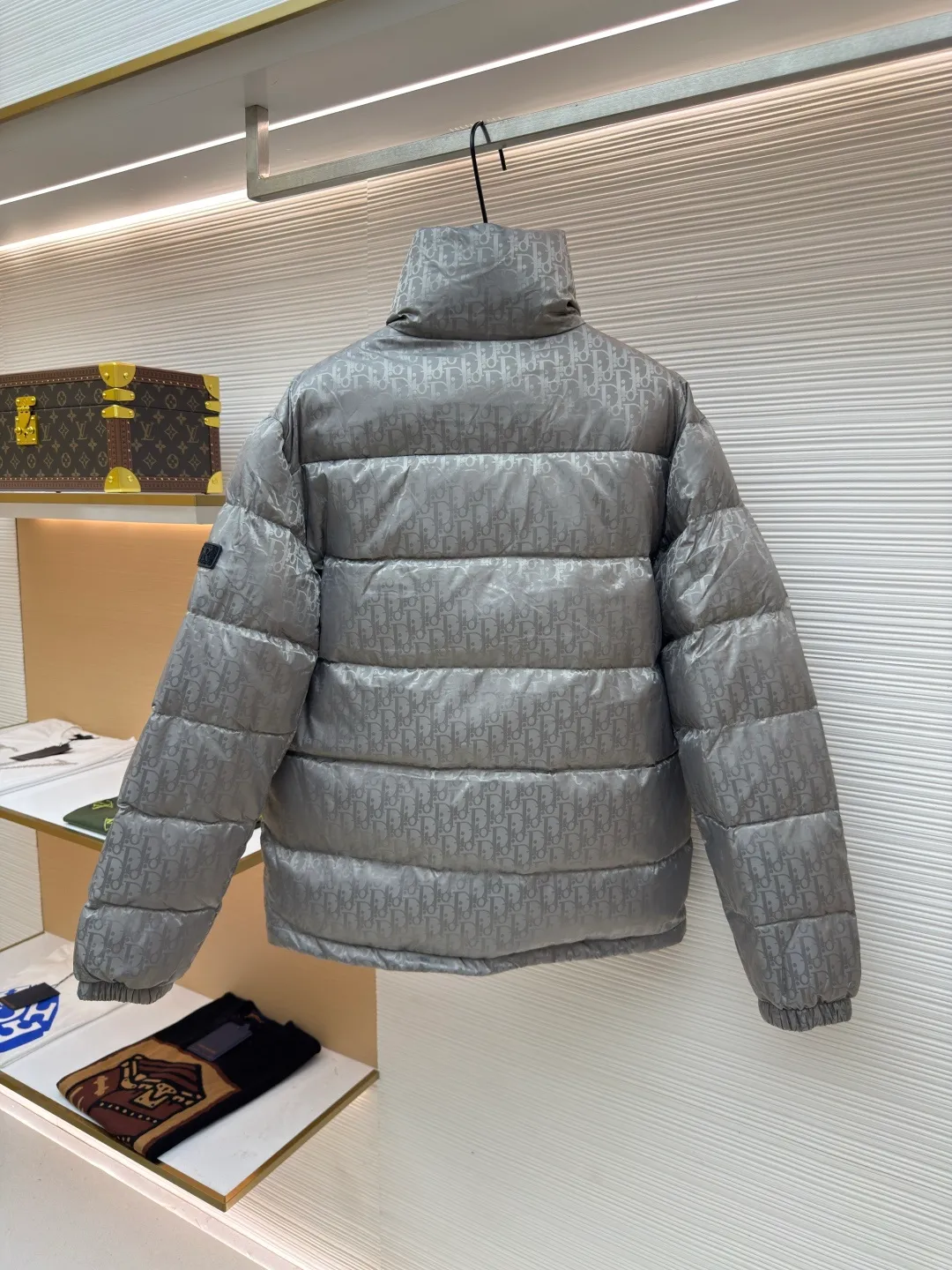 Dior oblique dark pattern old flower stand collar down jacket ●Original version: purchased and developed for 21000 ●Item number: 1680754-C45 ●Fabric: down fabric ●Technology: full-width jacquard production ●Version: fitted version ●Weight: about 1010 grams ●Size: 46-48-50-52-54-56 ●Description: This is a down with ultra-complex craftsmanship. The customization cycle of the fabric is as long as 50 days. Based on the original fabric, laser jacquard makes the whole piece concave and convex, with a stronger three-dimensional effect and a more obvious 3D effect. ✨This fabric has a good hand feel, and the dark pattern presbyopia on it is very low-key. The fabric shows a dark luster and is extremely waterproof! The real texture is more perfect, custom-woven high-density satin nylon material and dark jacquard weave, simple and refreshing, thick and fluffy, super three-proof fabric, waterproof, stain-proof and dust-proof! ✨ Full-width jacquard LOGO, ultra-high-end luxury and style. The handsomeness and eye-catching index of the upper body are absolutely NO. 1. Fully custom-woven jacquard LOGO technology fabric, high-density polyester fiber. It is a new type of heat-insulating and light-weight fabric. It has a light texture, delicate and soft warmth and breathability. Especially the LOGO jacquard produces different light and dark interweaving under different lights! The overall wiring is straight and delicate, the fabric is comfortable and soft, and the color is consistent without color difference. It can be matched with the same style to create a fashionable look and control various occasions. Customized accessories, complete with three standards, same style for men and women!
