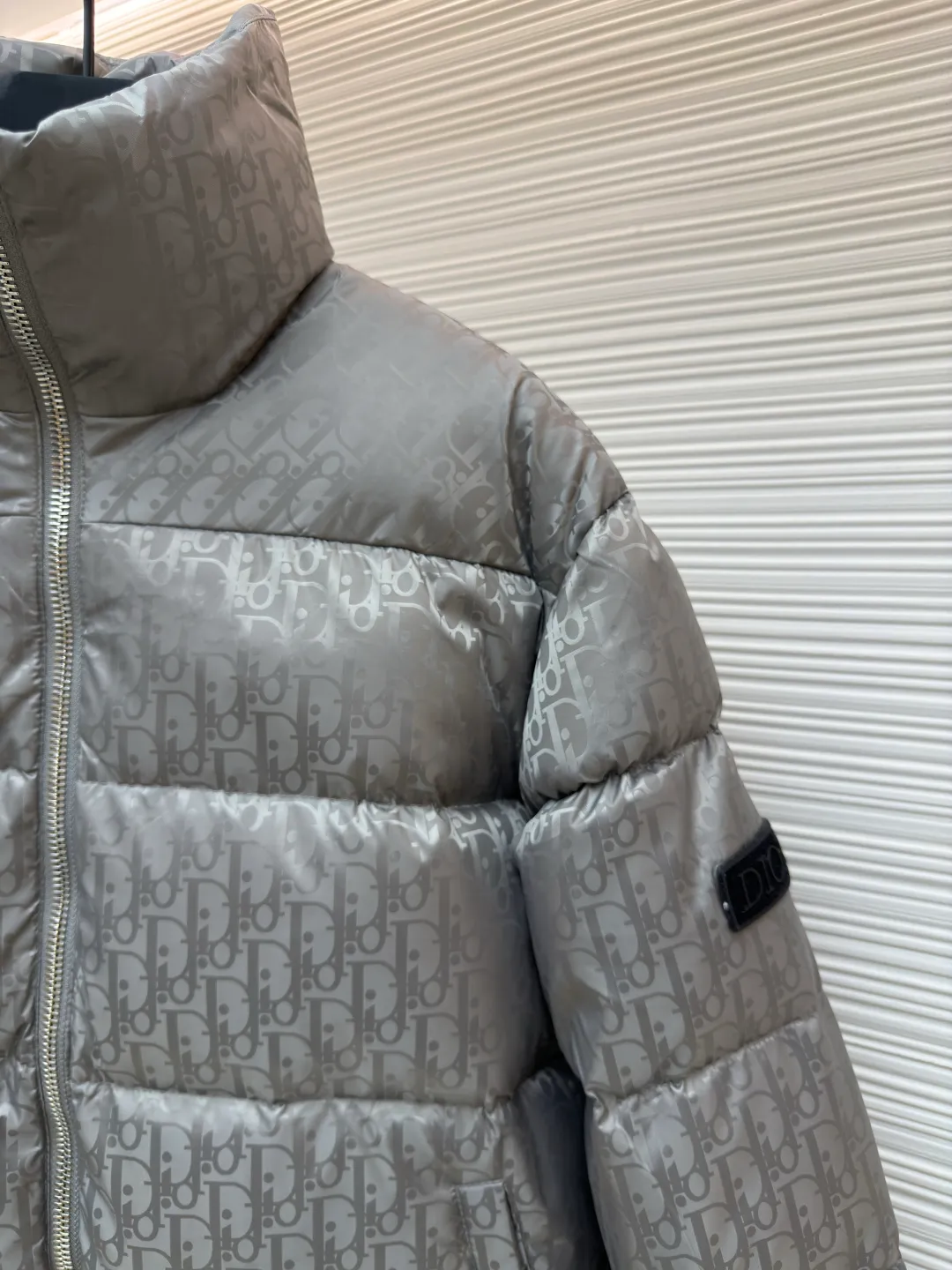 Dior oblique dark pattern old flower stand collar down jacket ●Original version: purchased and developed for 21000 ●Item number: 1680754-C45 ●Fabric: down fabric ●Technology: full-width jacquard production ●Version: fitted version ●Weight: about 1010 grams ●Size: 46-48-50-52-54-56 ●Description: This is a down with ultra-complex craftsmanship. The customization cycle of the fabric is as long as 50 days. Based on the original fabric, laser jacquard makes the whole piece concave and convex, with a stronger three-dimensional effect and a more obvious 3D effect. ✨This fabric has a good hand feel, and the dark pattern presbyopia on it is very low-key. The fabric shows a dark luster and is extremely waterproof! The real texture is more perfect, custom-woven high-density satin nylon material and dark jacquard weave, simple and refreshing, thick and fluffy, super three-proof fabric, waterproof, stain-proof and dust-proof! ✨ Full-width jacquard LOGO, ultra-high-end luxury and style. The handsomeness and eye-catching index of the upper body are absolutely NO. 1. Fully custom-woven jacquard LOGO technology fabric, high-density polyester fiber. It is a new type of heat-insulating and light-weight fabric. It has a light texture, delicate and soft warmth and breathability. Especially the LOGO jacquard produces different light and dark interweaving under different lights! The overall wiring is straight and delicate, the fabric is comfortable and soft, and the color is consistent without color difference. It can be matched with the same style to create a fashionable look and control various occasions. Customized accessories, complete with three standards, same style for men and women!