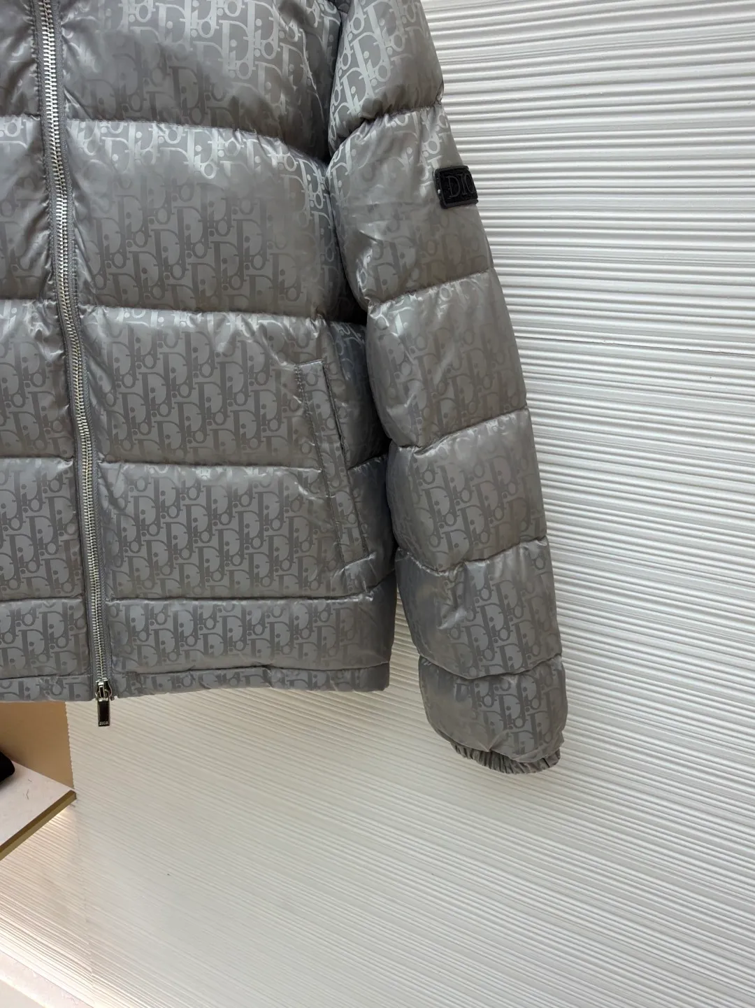 Dior oblique dark pattern old flower stand collar down jacket ●Original version: purchased and developed for 21000 ●Item number: 1680754-C45 ●Fabric: down fabric ●Technology: full-width jacquard production ●Version: fitted version ●Weight: about 1010 grams ●Size: 46-48-50-52-54-56 ●Description: This is a down with ultra-complex craftsmanship. The customization cycle of the fabric is as long as 50 days. Based on the original fabric, laser jacquard makes the whole piece concave and convex, with a stronger three-dimensional effect and a more obvious 3D effect. ✨This fabric has a good hand feel, and the dark pattern presbyopia on it is very low-key. The fabric shows a dark luster and is extremely waterproof! The real texture is more perfect, custom-woven high-density satin nylon material and dark jacquard weave, simple and refreshing, thick and fluffy, super three-proof fabric, waterproof, stain-proof and dust-proof! ✨ Full-width jacquard LOGO, ultra-high-end luxury and style. The handsomeness and eye-catching index of the upper body are absolutely NO. 1. Fully custom-woven jacquard LOGO technology fabric, high-density polyester fiber. It is a new type of heat-insulating and light-weight fabric. It has a light texture, delicate and soft warmth and breathability. Especially the LOGO jacquard produces different light and dark interweaving under different lights! The overall wiring is straight and delicate, the fabric is comfortable and soft, and the color is consistent without color difference. It can be matched with the same style to create a fashionable look and control various occasions. Customized accessories, complete with three standards, same style for men and women!