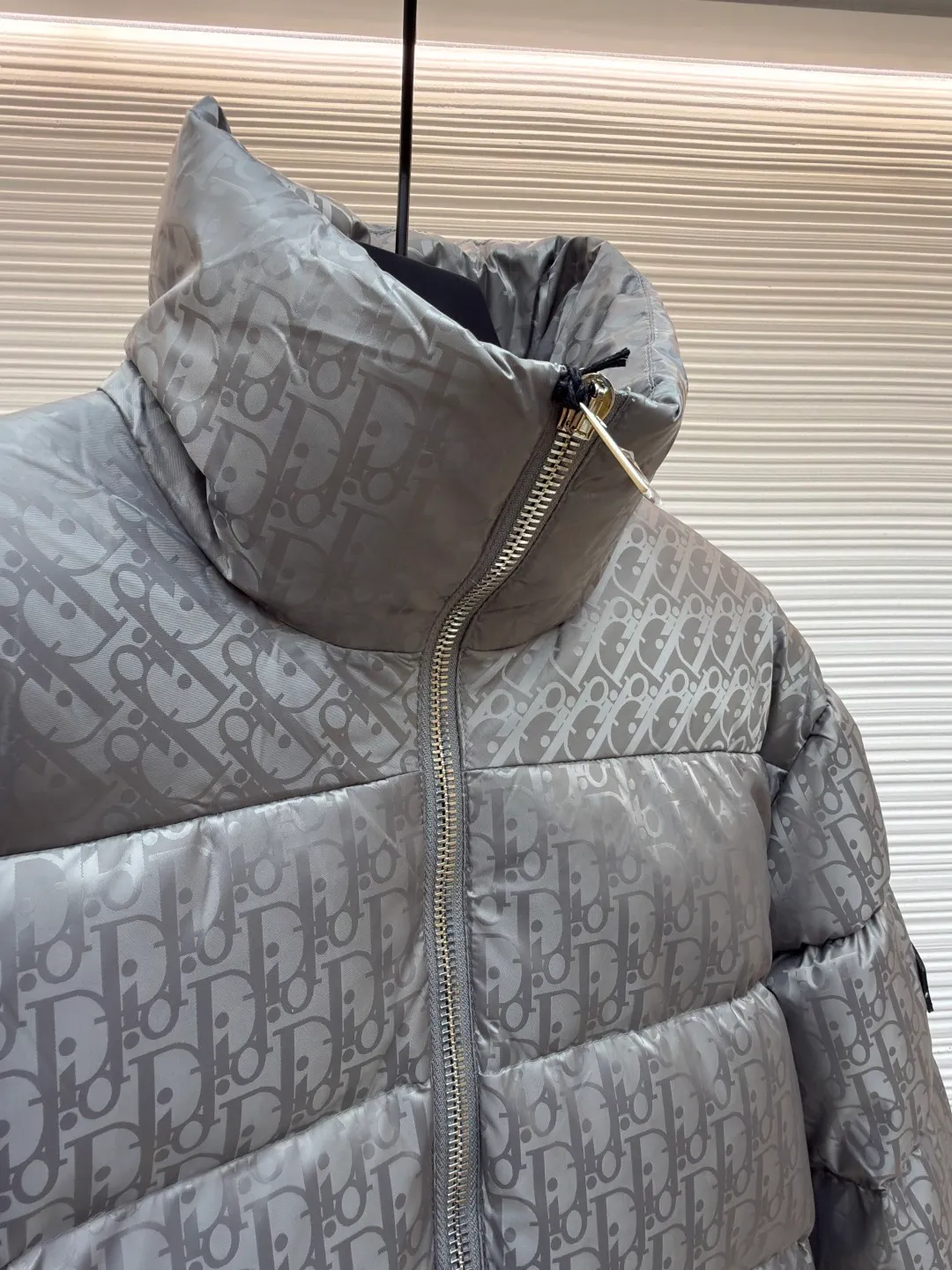 Dior oblique dark pattern old flower stand collar down jacket ●Original version: purchased and developed for 21000 ●Item number: 1680754-C45 ●Fabric: down fabric ●Technology: full-width jacquard production ●Version: fitted version ●Weight: about 1010 grams ●Size: 46-48-50-52-54-56 ●Description: This is a down with ultra-complex craftsmanship. The customization cycle of the fabric is as long as 50 days. Based on the original fabric, laser jacquard makes the whole piece concave and convex, with a stronger three-dimensional effect and a more obvious 3D effect. ✨This fabric has a good hand feel, and the dark pattern presbyopia on it is very low-key. The fabric shows a dark luster and is extremely waterproof! The real texture is more perfect, custom-woven high-density satin nylon material and dark jacquard weave, simple and refreshing, thick and fluffy, super three-proof fabric, waterproof, stain-proof and dust-proof! ✨ Full-width jacquard LOGO, ultra-high-end luxury and style. The handsomeness and eye-catching index of the upper body are absolutely NO. 1. Fully custom-woven jacquard LOGO technology fabric, high-density polyester fiber. It is a new type of heat-insulating and light-weight fabric. It has a light texture, delicate and soft warmth and breathability. Especially the LOGO jacquard produces different light and dark interweaving under different lights! The overall wiring is straight and delicate, the fabric is comfortable and soft, and the color is consistent without color difference. It can be matched with the same style to create a fashionable look and control various occasions. Customized accessories, complete with three standards, same style for men and women!