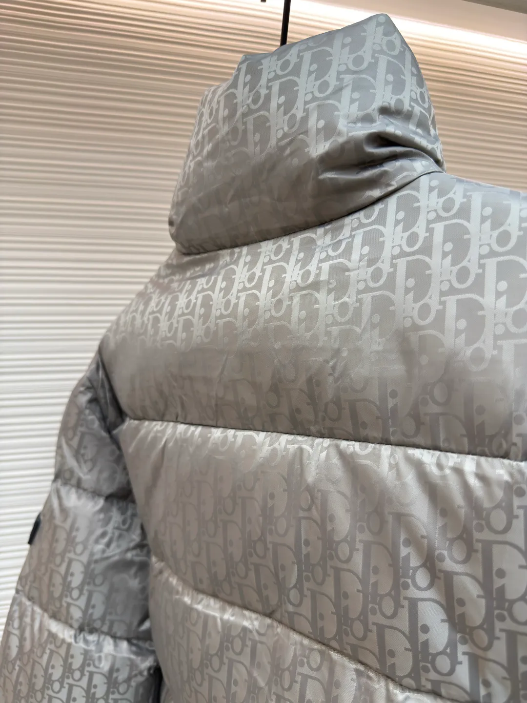 Dior oblique dark pattern old flower stand collar down jacket ●Original version: purchased and developed for 21000 ●Item number: 1680754-C45 ●Fabric: down fabric ●Technology: full-width jacquard production ●Version: fitted version ●Weight: about 1010 grams ●Size: 46-48-50-52-54-56 ●Description: This is a down with ultra-complex craftsmanship. The customization cycle of the fabric is as long as 50 days. Based on the original fabric, laser jacquard makes the whole piece concave and convex, with a stronger three-dimensional effect and a more obvious 3D effect. ✨This fabric has a good hand feel, and the dark pattern presbyopia on it is very low-key. The fabric shows a dark luster and is extremely waterproof! The real texture is more perfect, custom-woven high-density satin nylon material and dark jacquard weave, simple and refreshing, thick and fluffy, super three-proof fabric, waterproof, stain-proof and dust-proof! ✨ Full-width jacquard LOGO, ultra-high-end luxury and style. The handsomeness and eye-catching index of the upper body are absolutely NO. 1. Fully custom-woven jacquard LOGO technology fabric, high-density polyester fiber. It is a new type of heat-insulating and light-weight fabric. It has a light texture, delicate and soft warmth and breathability. Especially the LOGO jacquard produces different light and dark interweaving under different lights! The overall wiring is straight and delicate, the fabric is comfortable and soft, and the color is consistent without color difference. It can be matched with the same style to create a fashionable look and control various occasions. Customized accessories, complete with three standards, same style for men and women!