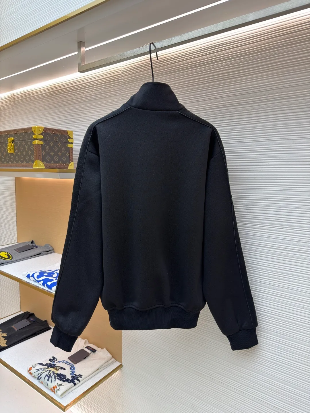 Dior Jersey Oblique Print Stand Collar Long Sleeve Jacket ●Original version: 25000 purchase and development ●Item number: 1682291-B35 ●Material: knitted fabric ●Technology: Printing production ●Color: black ●Version: fitted version ●Weight: about 895 grams ●Size: S-M-L-XL ●Description: This Oblique printed sports jacket cleverly combines sports style with elegance. Crafted from navy cotton-blend jersey, it features Oblique-print panels on the sleeves and welted side pockets. Wear with trousers from the collection. Sleeves decorated with Oblique print panels. Stand collar. Two-way zip fastening with Dior signature zip pull. Ribbed cuffs and hem. Body: 38% cotton, 32% polyester, 30% nylon. Lining: 51% cotton, 49% viscose. The overall wiring is straight and delicate, the fabric is comfortable and soft, and the color is consistent without color difference. It can be matched with the same style to create a fashionable look and control various occasions. Customized accessories, complete with three standards, same style for men and women!