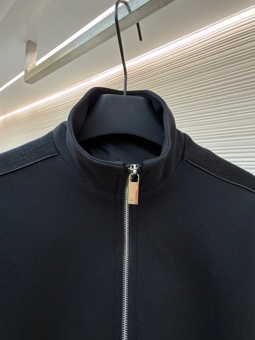 Dior Jersey Oblique Print Stand Collar Long Sleeve Jacket ●Original version: 25000 purchase and development ●Item number: 1682291-B35 ●Material: knitted fabric ●Technology: Printing production ●Color: black ●Version: fitted version ●Weight: about 895 grams ●Size: S-M-L-XL ●Description: This Oblique printed sports jacket cleverly combines sports style with elegance. Crafted from navy cotton-blend jersey, it features Oblique-print panels on the sleeves and welted side pockets. Wear with trousers from the collection. Sleeves decorated with Oblique print panels. Stand collar. Two-way zip fastening with Dior signature zip pull. Ribbed cuffs and hem. Body: 38% cotton, 32% polyester, 30% nylon. Lining: 51% cotton, 49% viscose. The overall wiring is straight and delicate, the fabric is comfortable and soft, and the color is consistent without color difference. It can be matched with the same style to create a fashionable look and control various occasions. Customized accessories, complete with three standards, same style for men and women!