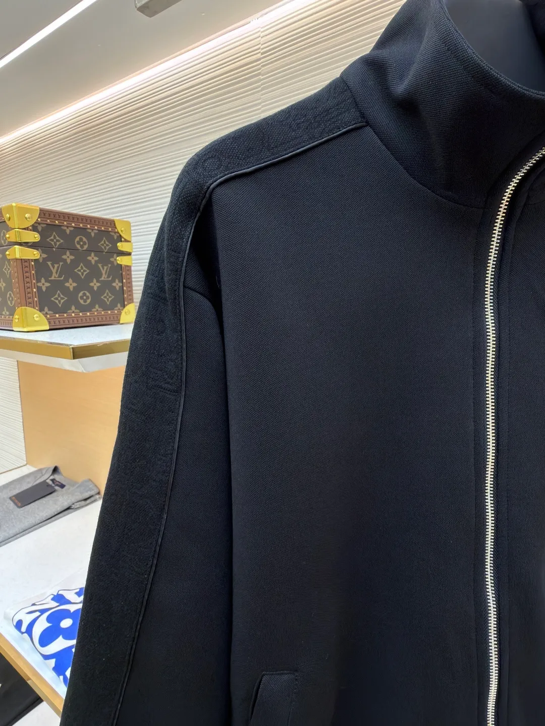 Dior Jersey Oblique Print Stand Collar Long Sleeve Jacket ●Original version: 25000 purchase and development ●Item number: 1682291-B35 ●Material: knitted fabric ●Technology: Printing production ●Color: black ●Version: fitted version ●Weight: about 895 grams ●Size: S-M-L-XL ●Description: This Oblique printed sports jacket cleverly combines sports style with elegance. Crafted from navy cotton-blend jersey, it features Oblique-print panels on the sleeves and welted side pockets. Wear with trousers from the collection. Sleeves decorated with Oblique print panels. Stand collar. Two-way zip fastening with Dior signature zip pull. Ribbed cuffs and hem. Body: 38% cotton, 32% polyester, 30% nylon. Lining: 51% cotton, 49% viscose. The overall wiring is straight and delicate, the fabric is comfortable and soft, and the color is consistent without color difference. It can be matched with the same style to create a fashionable look and control various occasions. Customized accessories, complete with three standards, same style for men and women!